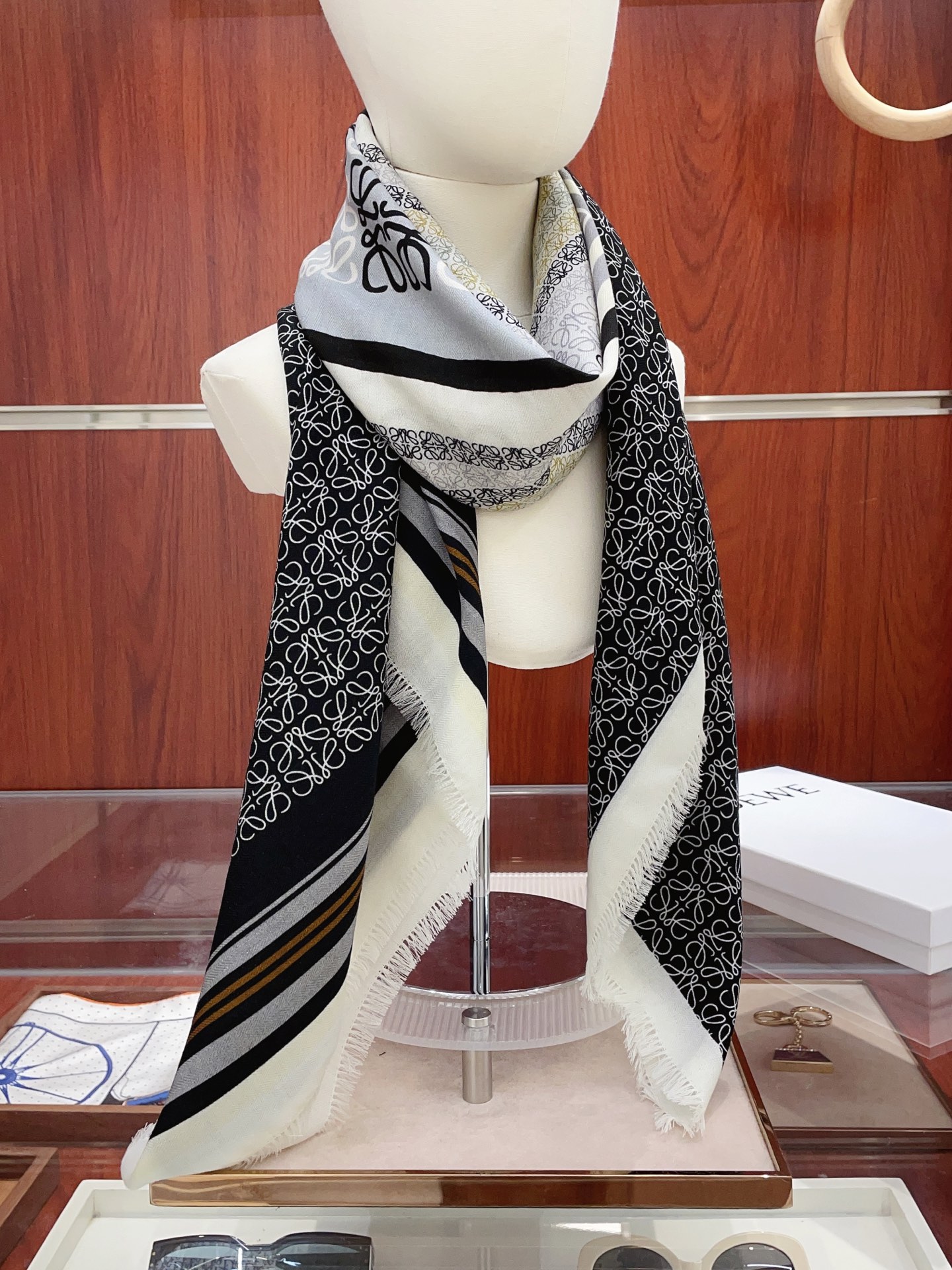 NO:619567,[Detachable beard style, double-sided with the same color] New model at LOE counter, high-end and non-contrasting good stuff!  !  !  】The scope of capabilities can bring you the best quality, and the price is really affordable!  [Shocking good product, loewe classic love letter big logo limited series square scarf, real good product originally purchased from abroad!  Genuine original craftsmanship!  You can wear it casually to show your fashion style, and the texture is great. Size: 140*140cm. Material: 70 cashmere silk high version scarf, high version scarf, loewe19860909【拆须款 双面同色】上新 LOE专柜新款,高级又不撞款的好东西！！！】能力范围能带给大家最好的品质,这个价格真的亲妈到家！【吓一跳的好货,loewe经典love字母大Logo限定系列方巾,真正的国外原单好货！正儿八经的原版工艺！随便一搭就能体现出时尚范,质感倍儿棒.尺寸:140*140cm.材质:70羊绒丝高版本围巾,高版本围巾,loewe,scarf