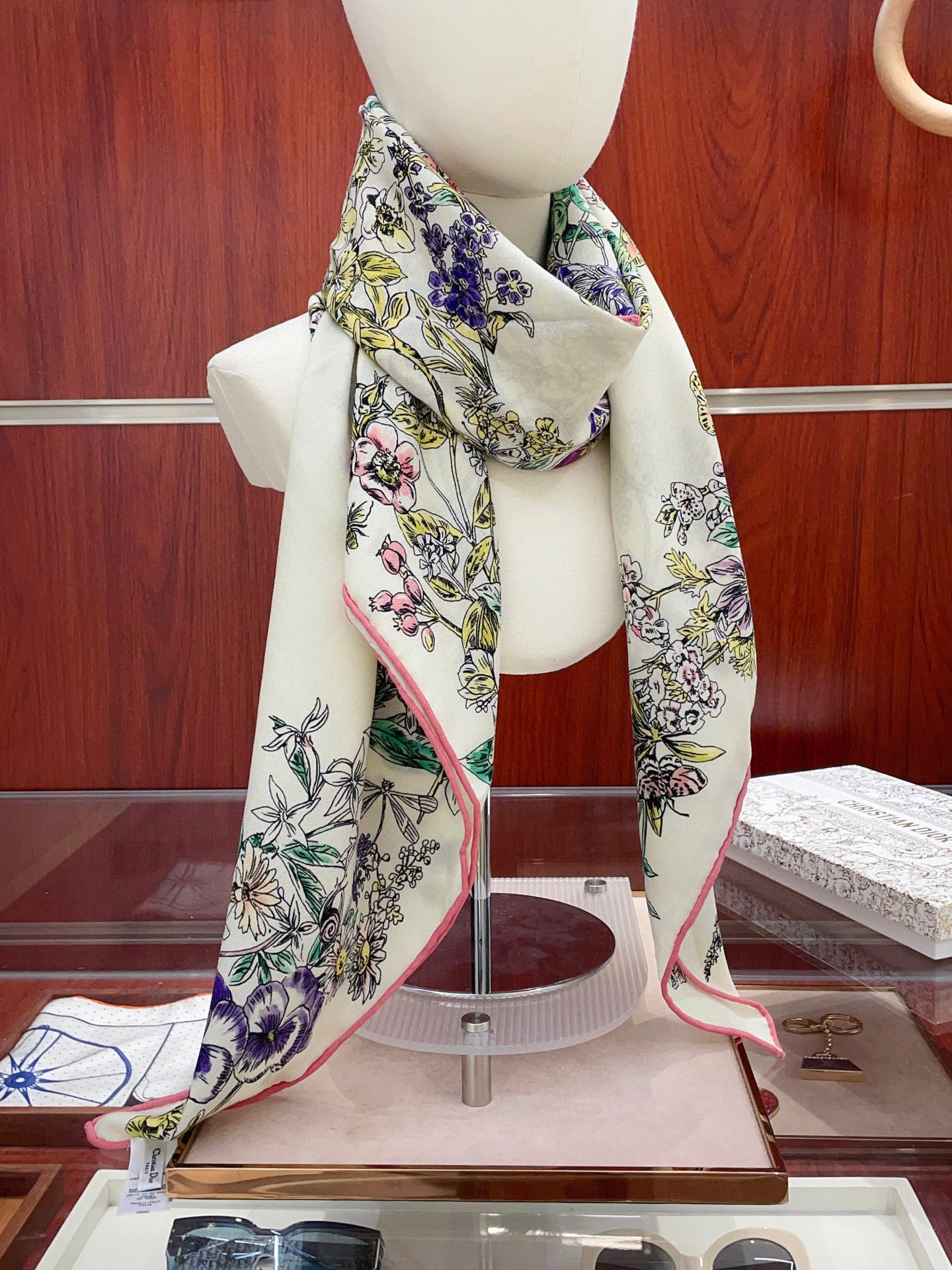 NO:587289,[Double-sided same color silk wool style] CD family cashmere new style. Everyone who bought it said it looks good. Recommend the double-sided cashmere square scarf of the same color. D family ZG hot style three-dimensional presentation of pattern texture, very high quality, special technology, high-end research and development, stunning appearance, special cutting-edge technology treatment, loved by Bai Fumei. Whether it is quality, style or price, they will scream for big brand control. Super high cost performance  Definitely worth buying, size 140cm*140cm, 70 cashmere silk high version scarf, high version scarf, dior, real silk19860909【双面同色 丝毛款】CD家羊绒新款 买了都说好看推荐双面同色羊绒方巾D家ZG爆款立体呈现图案纹路实物档次极高特殊工艺高端研发惊艳问世特殊尖端工艺处理受到白富美的喜欢 无论是品质 款式 价格都令大牌控的她们尖叫 超高性价比 绝对值得入手尺寸140cm*140cm,70羊绒真丝高版本围巾,高版本围巾,dior,real silk,scarf