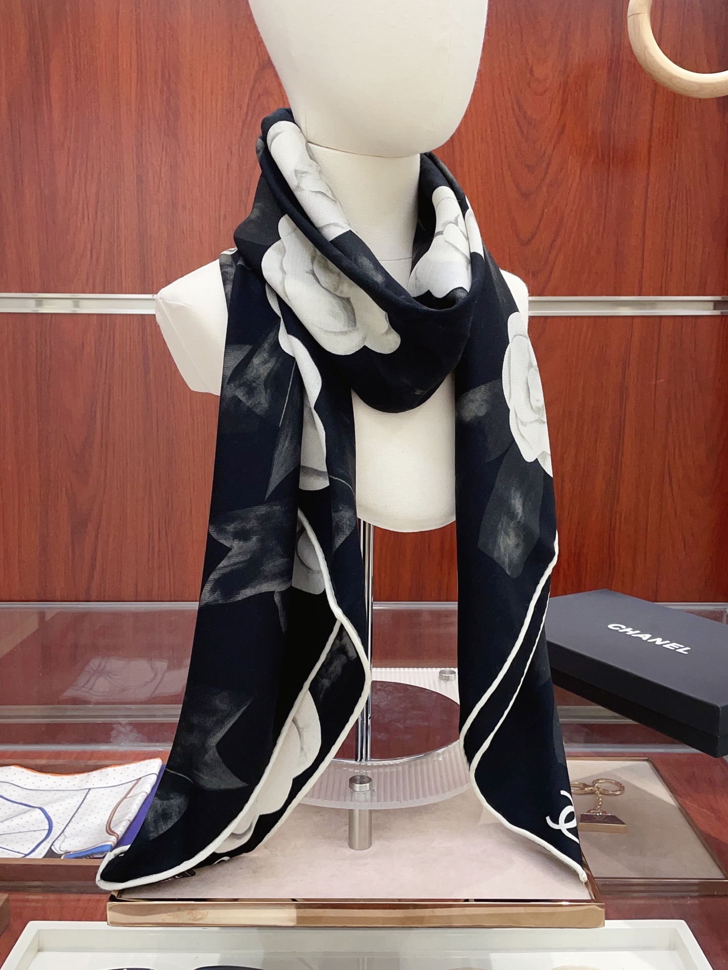 NO:587285,[Double-sided same color, silk wool style] Xiaoxiang cashmere square scarf grab VIP recommendation, be sure to buy it quickly [high-end love pure cashmere, baby touch is comfortable, it is a woman's stunner, very few goods can be used in all seasons, it is really beautiful and makes people very, very excited. The upper body effect is simply beautiful. The quality is perfect. The whole scarf gives a big-name aura and is very delicate and beautiful at the same time. It is definitely a new style worth buying. Once you get the real thing, you will be glad that you are a woman's perfect product.  It is worth appreciating the perfect temperament and taste. Ditails are preferred by VIPs. Upper size 140*140cm.70 cashmere silk high version scarf, high version scarf, real silk19860909【双面同色 丝毛款】小香 羊绒方巾抢VIP推荐 下手一定要快【高端 大爱 纯羊绒 婴儿触感舒服到飞女人尤物 货极少 四季都可以用真心美的让人非常非常心动 上身效果简直美翻了 品质非常完美 整个围巾给人大牌气场的同时又非常精致秀丽绝对值得入手的新款 实物一拿到就会庆幸自己是女人的绝美好货 值得品鉴完美气质品味Ditails首选VIP们 上尺寸140*140cm.70羊绒真丝高版本围巾,高版本围巾,real silk,scarf