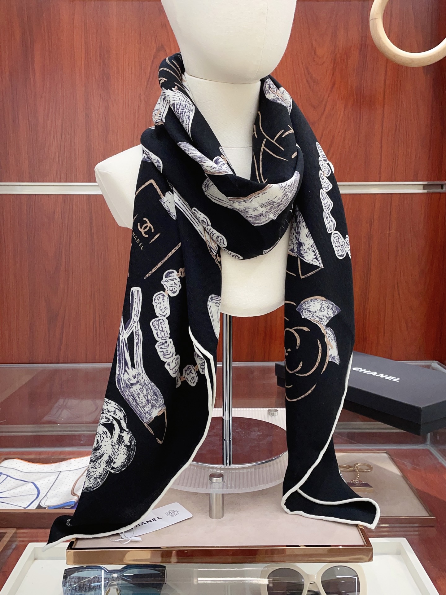 NO:619564,[Double-sided same color, silk wool style] Xiaoxiang cashmere square scarf grab VIP recommendation, be sure to buy it quickly [high-end love pure cashmere, baby touch is comfortable, it is a woman's stunner, very few goods can be used in all seasons, it is really beautiful and makes people very, very excited. The upper body effect is simply beautiful. The quality is perfect. The whole scarf gives a big-name aura and is very delicate and beautiful at the same time. It is definitely a new style worth buying. Once you get the real thing, you will be glad that you are a woman's perfect product.  It is worth appreciating the perfect temperament and taste. Ditails are preferred by VIPs. Upper size 140*140cm.70 cashmere silk high version scarf, high version scarf, real silk19860909【双面同色 丝毛款】小香 羊绒方巾抢VIP推荐 下手一定要快【高端 大爱 纯羊绒 婴儿触感舒服到飞女人尤物 货极少 四季都可以用真心美的让人非常非常心动 上身效果简直美翻了 品质非常完美 整个围巾给人大牌气场的同时又非常精致秀丽绝对值得入手的新款 实物一拿到就会庆幸自己是女人的绝美好货 值得品鉴完美气质品味Ditails首选VIP们 上尺寸140*140cm.70羊绒真丝高版本围巾,高版本围巾,real silk,scarf