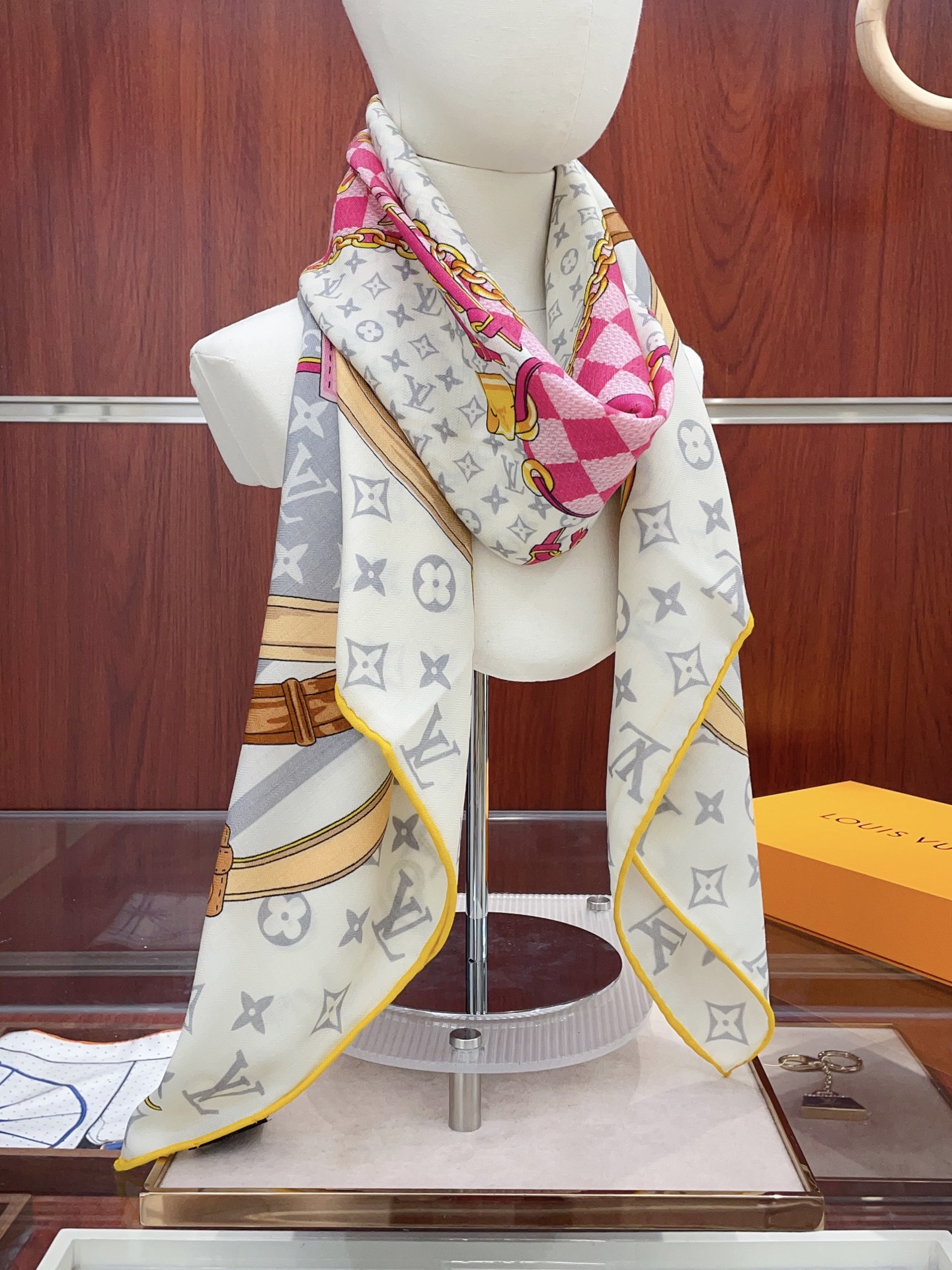 NO:619570,[Double-sided same color silk wool style] L family cashmere new model. Everyone who bought it said it looks good. I recommend the double-sided cashmere square scarf of the same color. Donkeyjia ZG hot style three-dimensional presentation of pattern texture, real product, extremely high grade, special technology, high-end research and development, stunning advent, special cutting-edge technology processing, loved by Bai Fumei. Whether it is quality, style or price, it makes them scream for big brands. Super cost-effective, definitely worth buying. Size 140cm*140cm, 70 cashmere silk high version scarf, high version scarf, louis  vuitton,louis vuitton,louis vuitton,real silk19860909【双面同色 丝毛款】L家羊绒新款 买了都说好看推荐双面同色羊绒方巾驴家ZG爆款立体呈现图案纹路实物档次极高特殊工艺高端研发惊艳问世特殊尖端工艺处理受到白富美的喜欢 无论是品质 款式 价格都令大牌控的她们尖叫 超高性价比 绝对值得入手尺寸140cm*140cm,70羊绒真丝高版本围巾,高版本围巾,louis vuitton,louis vuitton,louis vuitton,real silk,scarf