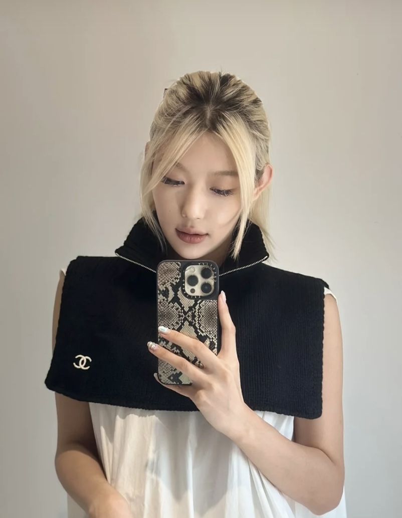 NO:642636,[It’s rare for Xiaoxiang to see two pieces of fake scarves, black and white, super obsessed with temperament, low-key, quiet and elegant] Highly recommended, it will make your heart beat in a second!  !  !  High-end, luxurious!  eternal!  It’s not the kind of style that goes by in a flash!  !  !  Clothing that maximizes improvement!  The C family's new color knitted wool scarf this year is so beautiful. Sisters who know how to match it must understand. This kind of design can greatly enhance the style and aura in autumn and winter. No matter perfect, beautiful figure or temperament, this design is a tool to quickly and maximize the improvement of clothing. Size 45*35cm, top cashmere high version scarf, high version scarf, chanel19860909【小香难得一见围脖假两件单品,黑白配色,超级迷恋气质低调恬静又不失优雅】重点推荐一秒心动啊！！！高级,奢华！永恒！不是那种过眼云烟的款式！！！最大化提升的衣品！C家今年新出的配色针织羊毛围巾,太好看了,会搭配的姐妹一定懂,这样的设计在秋冬季穿搭上很能提升造型气场无可挑剔,无论完,美身材,气质,这种设计,是快速也是最大化提升衣品的利器size45*35cm,顶级羊绒高版本围巾,高版本围巾,chanel,scarf