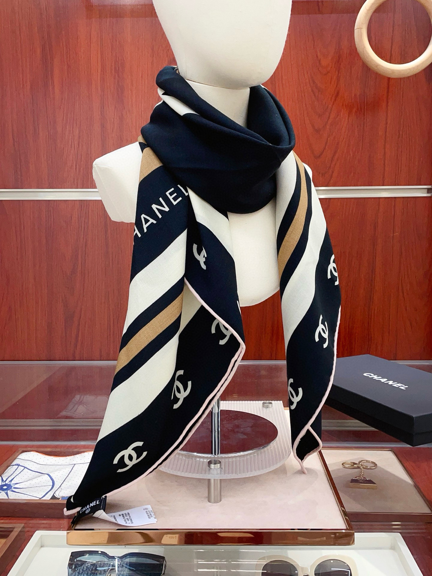 NO:603037,[Double-sided same color, silk wool style] Xiaoxiang cashmere square scarf grab VIP recommendation, be sure to buy it quickly [high-end love pure cashmere, baby touch is comfortable, it is a woman's stunner, very few goods can be used in all seasons, it is really beautiful and makes people very, very excited. The upper body effect is simply beautiful. The quality is perfect. The whole scarf gives a big-name aura and is very delicate and beautiful at the same time. It is definitely a new style worth buying. Once you get the real thing, you will be glad that you are a woman's perfect product.  It is worth appreciating the perfect temperament and taste. Ditails are preferred by VIPs. Upper size 140*140cm.70 cashmere silk high version scarf, high version scarf, real silk19860909【双面同色 丝毛款】小香 羊绒方巾抢VIP推荐 下手一定要快【高端 大爱 纯羊绒 婴儿触感舒服到飞女人尤物 货极少 四季都可以用真心美的让人非常非常心动 上身效果简直美翻了 品质非常完美 整个围巾给人大牌气场的同时又非常精致秀丽绝对值得入手的新款 实物一拿到就会庆幸自己是女人的绝美好货 值得品鉴完美气质品味Ditails首选VIP们 上尺寸140*140cm.70羊绒真丝高版本围巾,高版本围巾,real silk,scarf