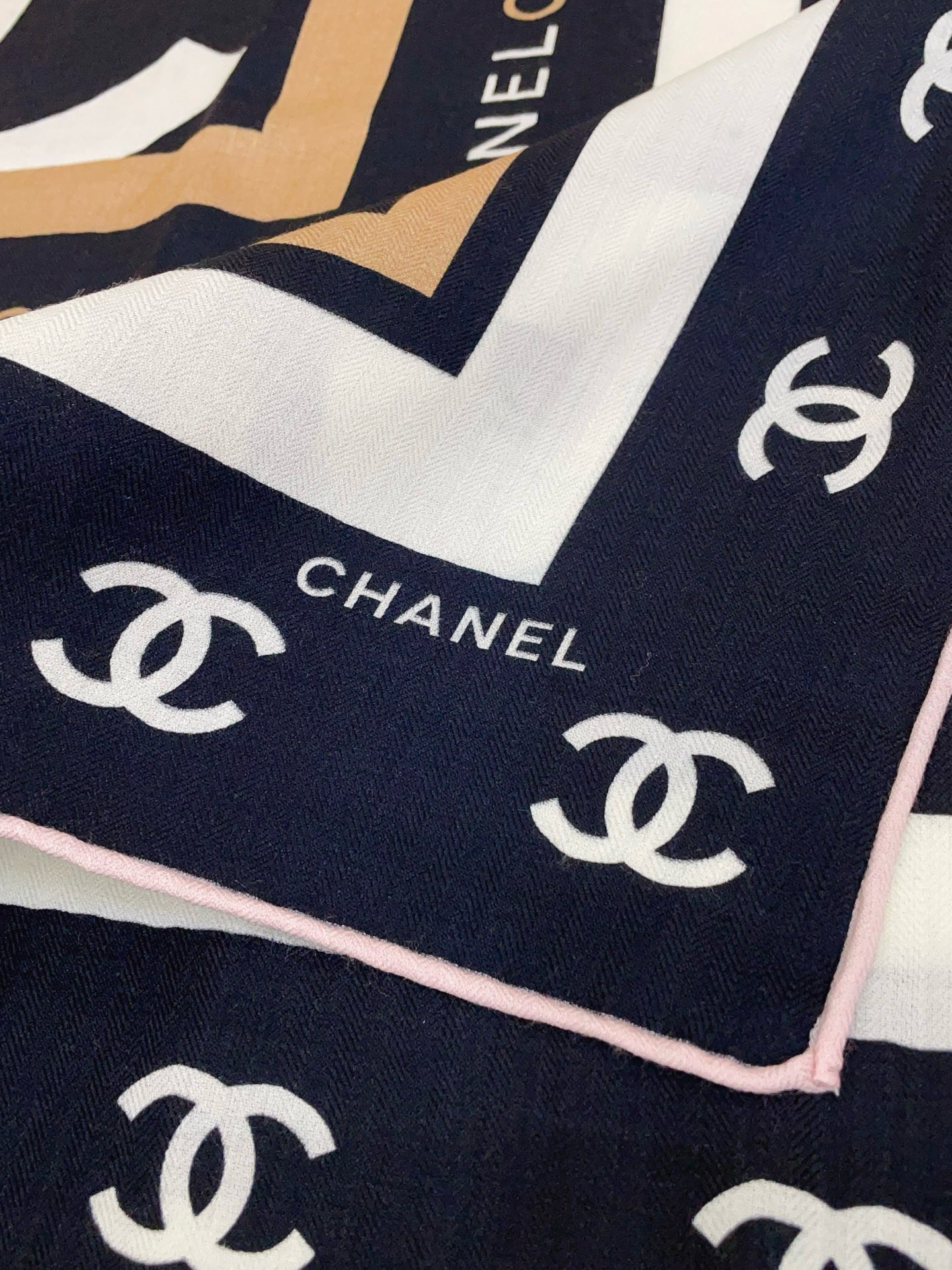 ✨✨【双面同色 丝毛款】小香 羊绒方巾‼️抢‼️VIP推荐 ‼️👍下手一定要快【高端 大爱 ‼️纯羊绒 