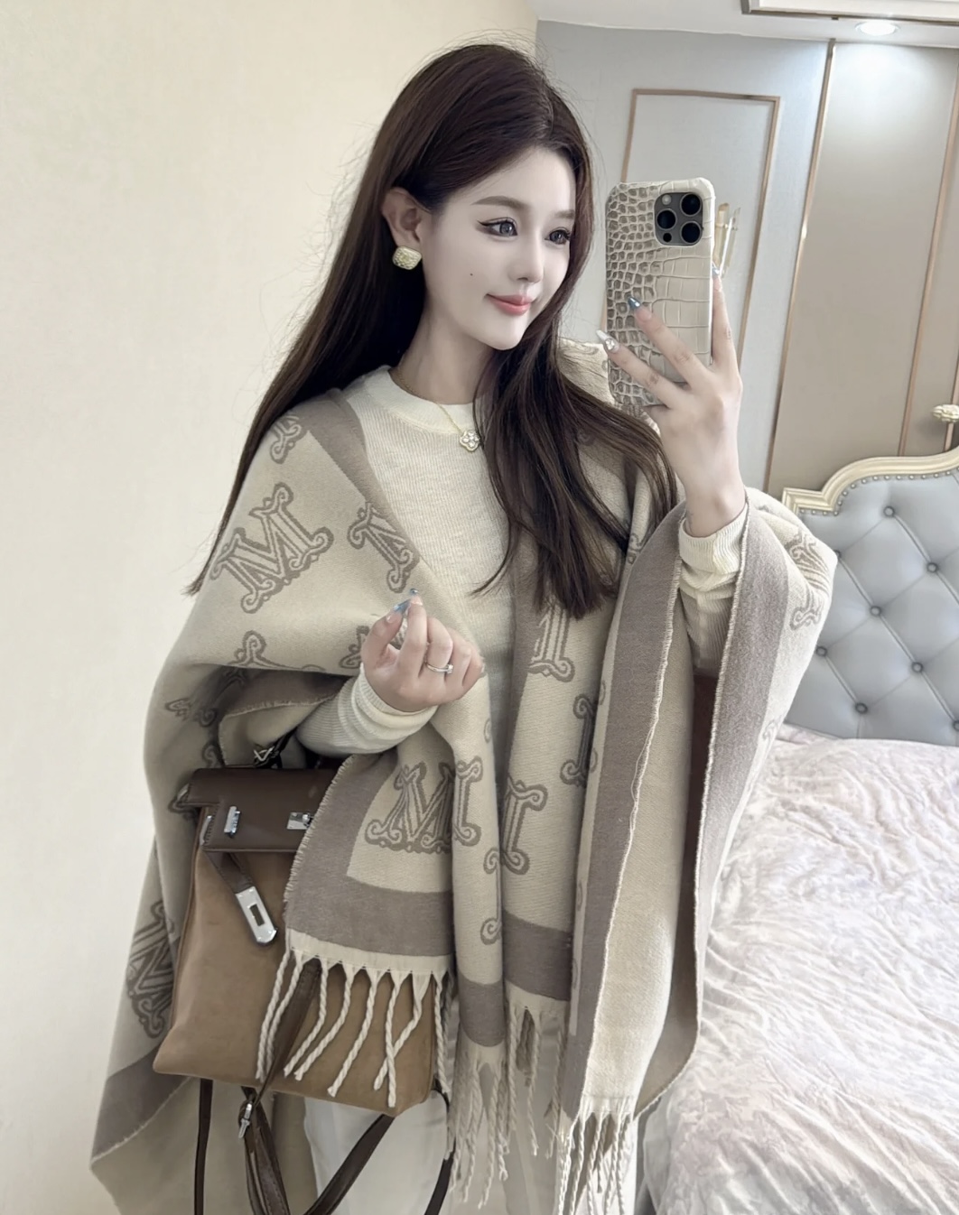 ✨✨ Maxmara臻品推荐，最火的斗篷披肩，秋冬新款！亲妈价格给力推荐！造型功能很强大！实物真的很赞！