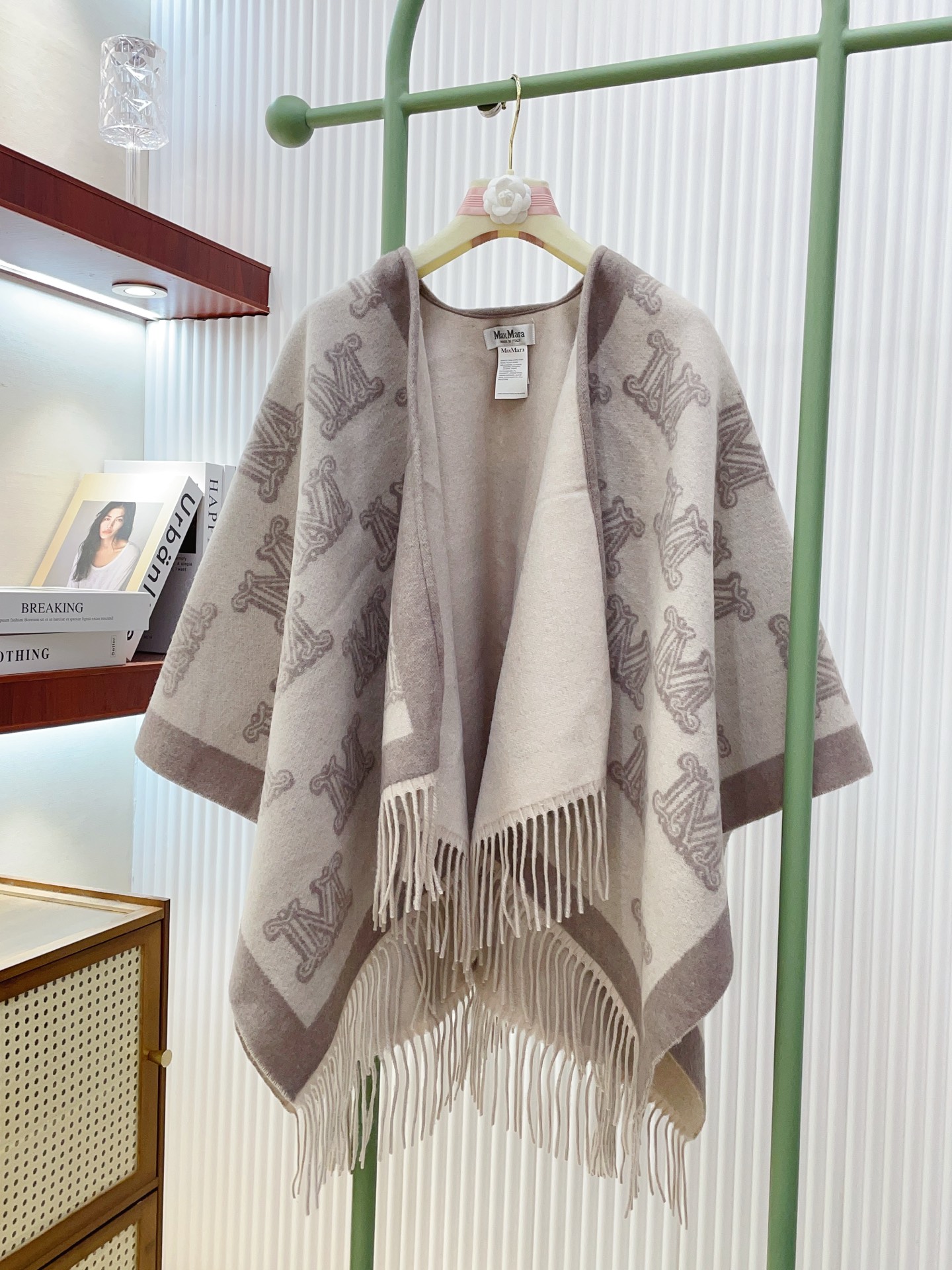 ✨✨ Maxmara臻品推荐，最火的斗篷披肩，秋冬新款！亲妈价格给力推荐！造型功能很强大！实物真的很赞！