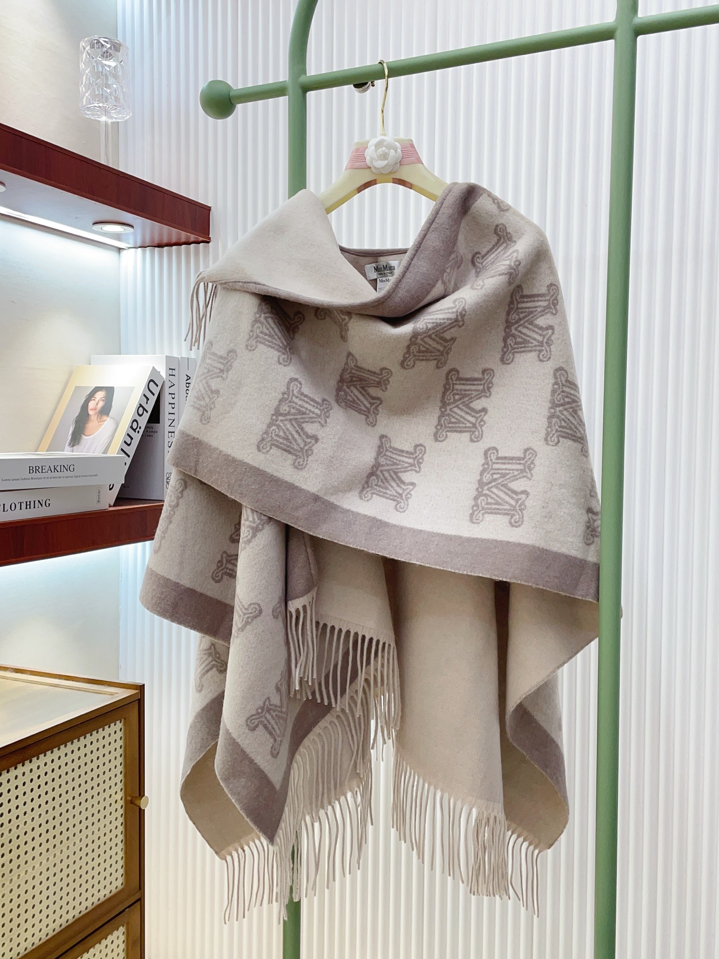 ✨✨ Maxmara臻品推荐，最火的斗篷披肩，秋冬新款！亲妈价格给力推荐！造型功能很强大！实物真的很赞！