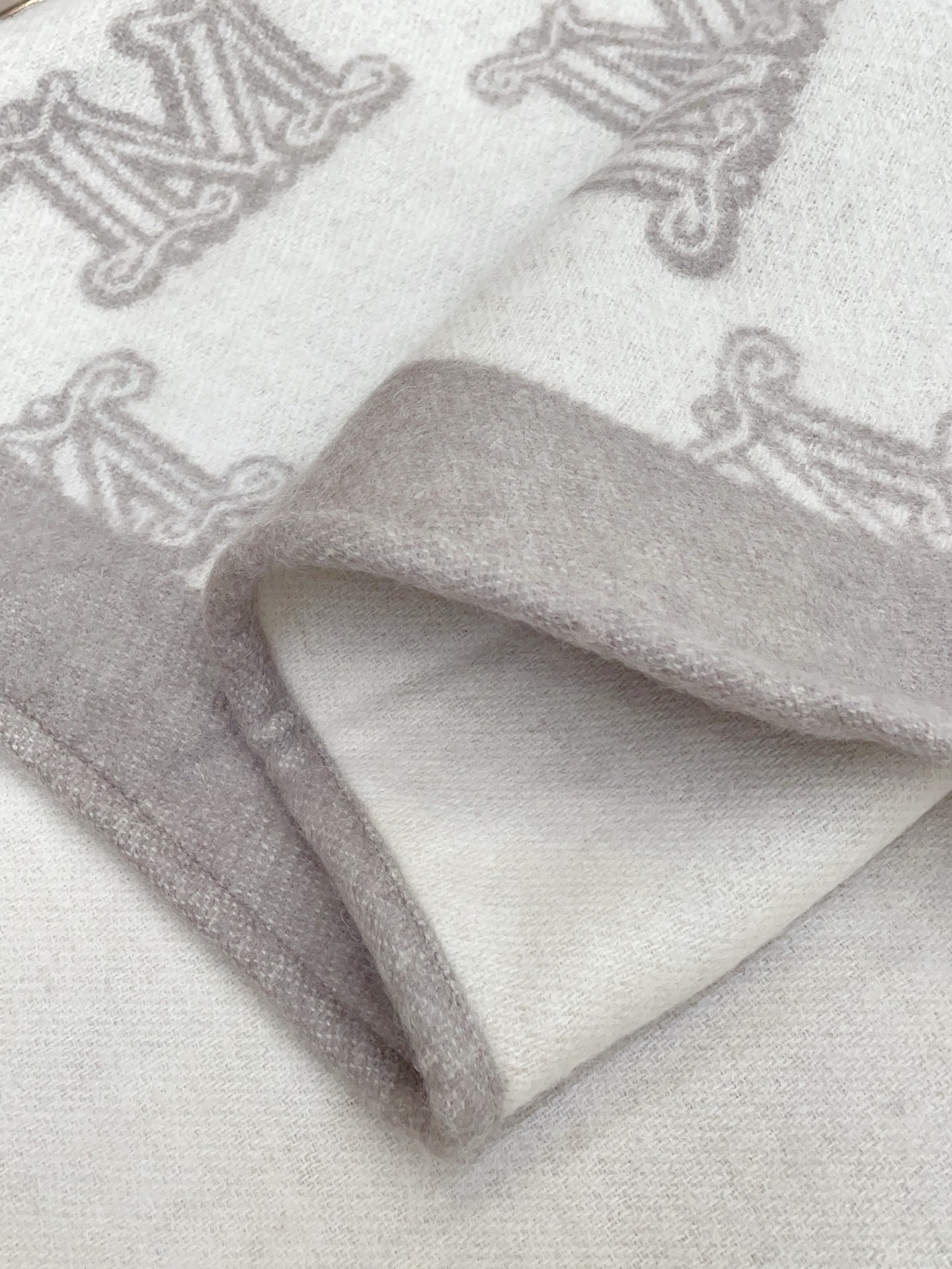 ✨✨ Maxmara臻品推荐，最火的斗篷披肩，秋冬新款！亲妈价格给力推荐！造型功能很强大！实物真的很赞！