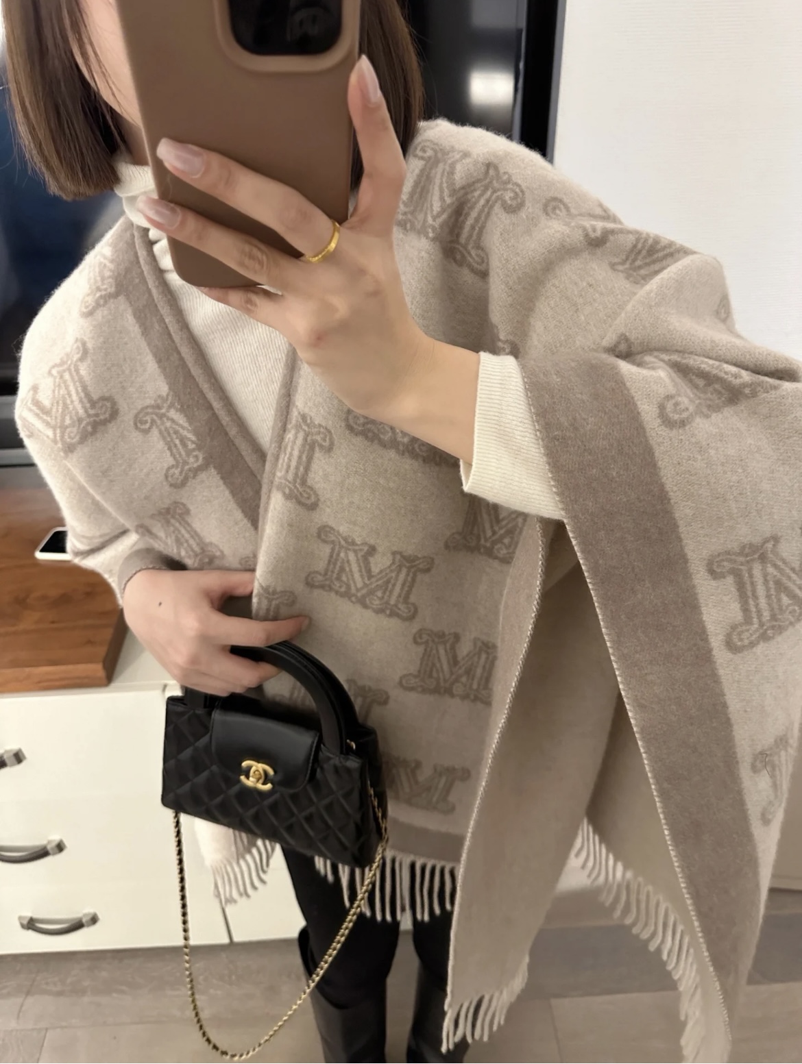 ✨✨ Maxmara臻品推荐，最火的斗篷披肩，秋冬新款！亲妈价格给力推荐！造型功能很强大！实物真的很赞！