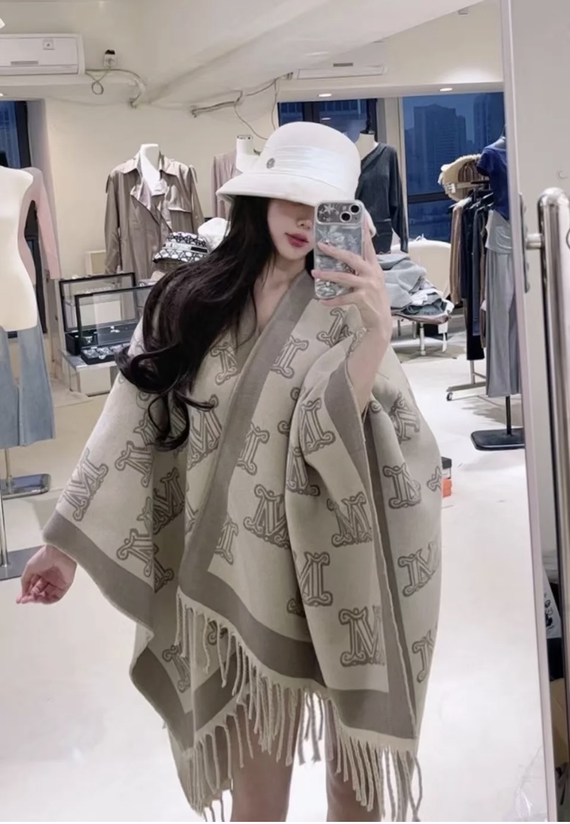 ✨✨ Maxmara臻品推荐，最火的斗篷披肩，秋冬新款！亲妈价格给力推荐！造型功能很强大！实物真的很赞！