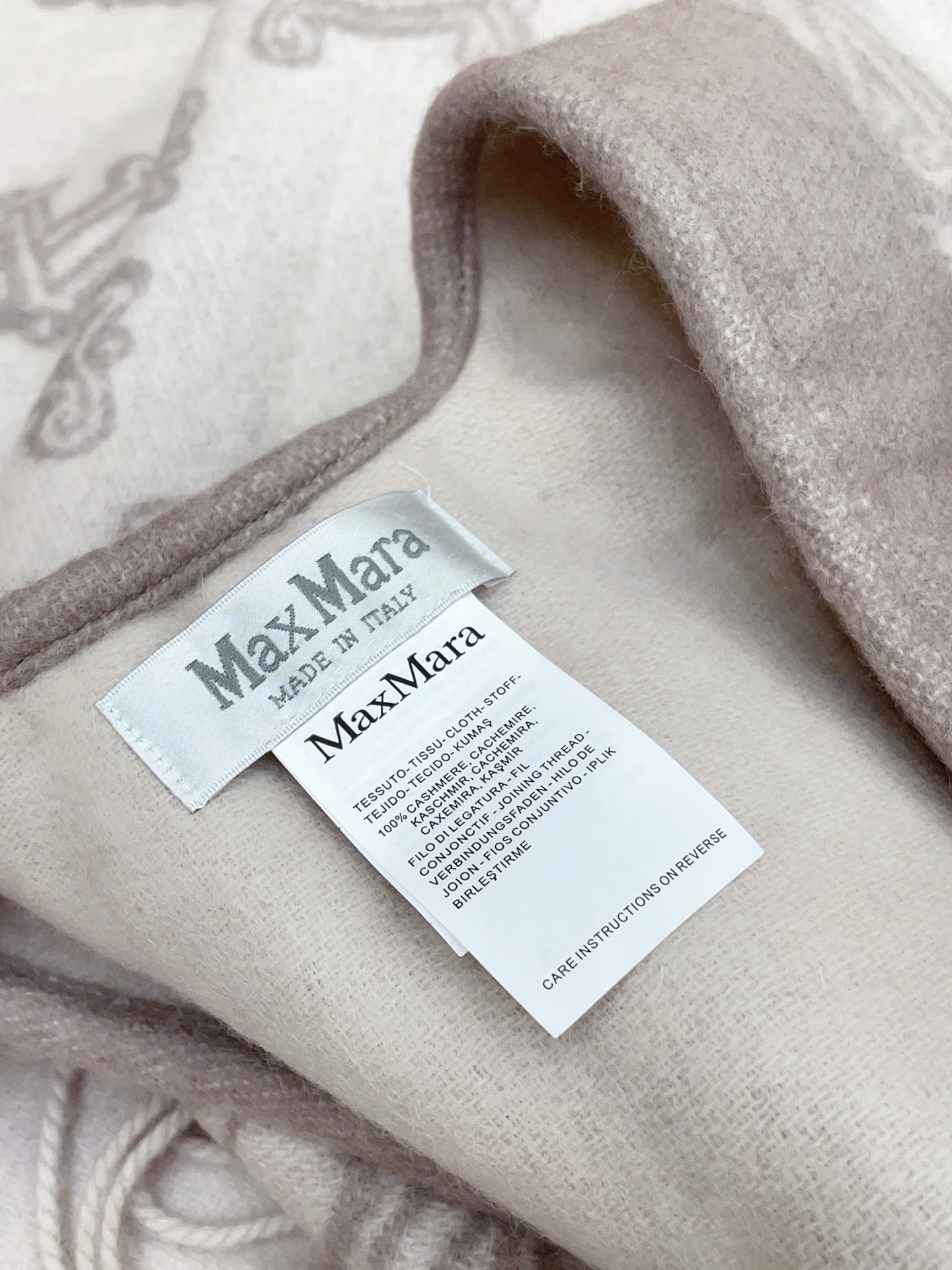 ✨✨ Maxmara臻品推荐，最火的斗篷披肩，秋冬新款！亲妈价格给力推荐！造型功能很强大！实物真的很赞！