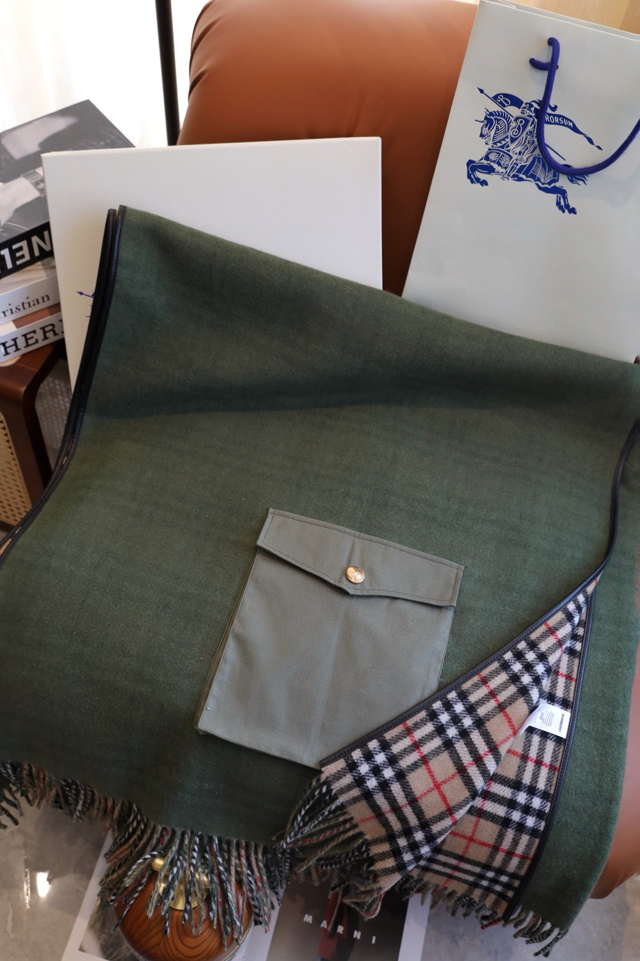 ✨✨BURBERRY限量款斗篷披肩重磅！！满满的都是细节打造！！此款B格披风是巴宝莉秋冬限量新款！添加标