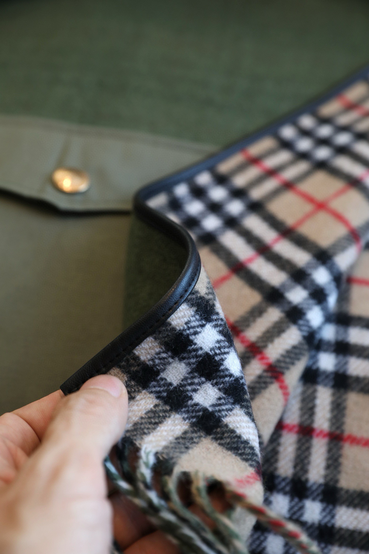 ✨✨BURBERRY限量款斗篷披肩重磅！！满满的都是细节打造！！此款B格披风是巴宝莉秋冬限量新款！添加标