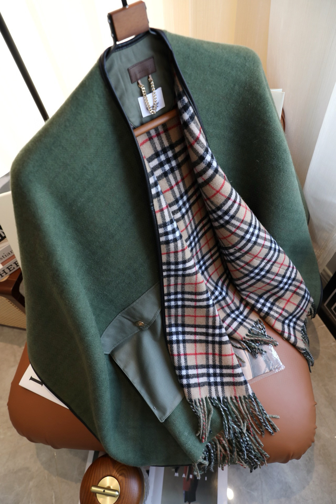 ✨✨BURBERRY限量款斗篷披肩重磅！！满满的都是细节打造！！此款B格披风是巴宝莉秋冬限量新款！添加标