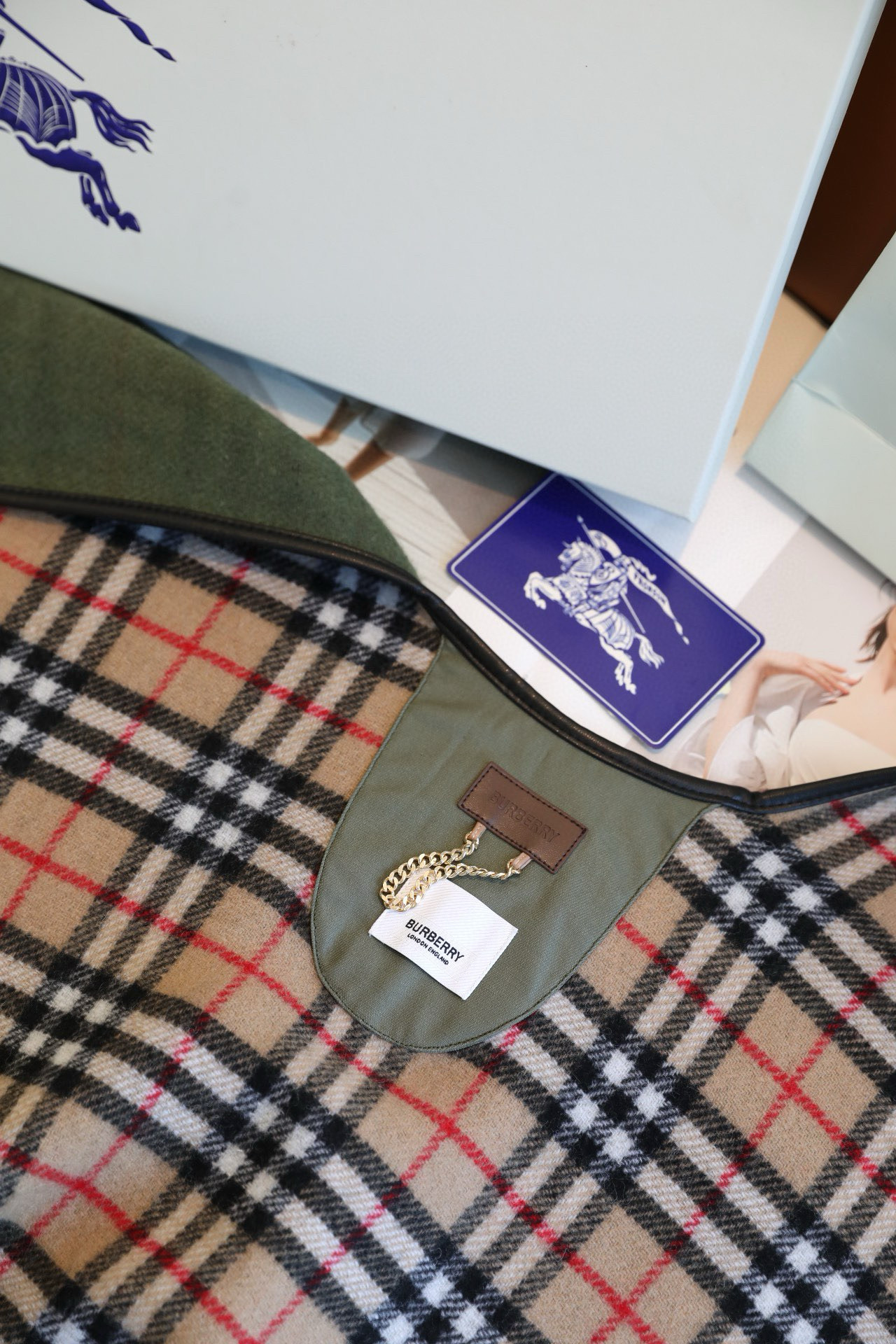 ✨✨BURBERRY限量款斗篷披肩重磅！！满满的都是细节打造！！此款B格披风是巴宝莉秋冬限量新款！添加标