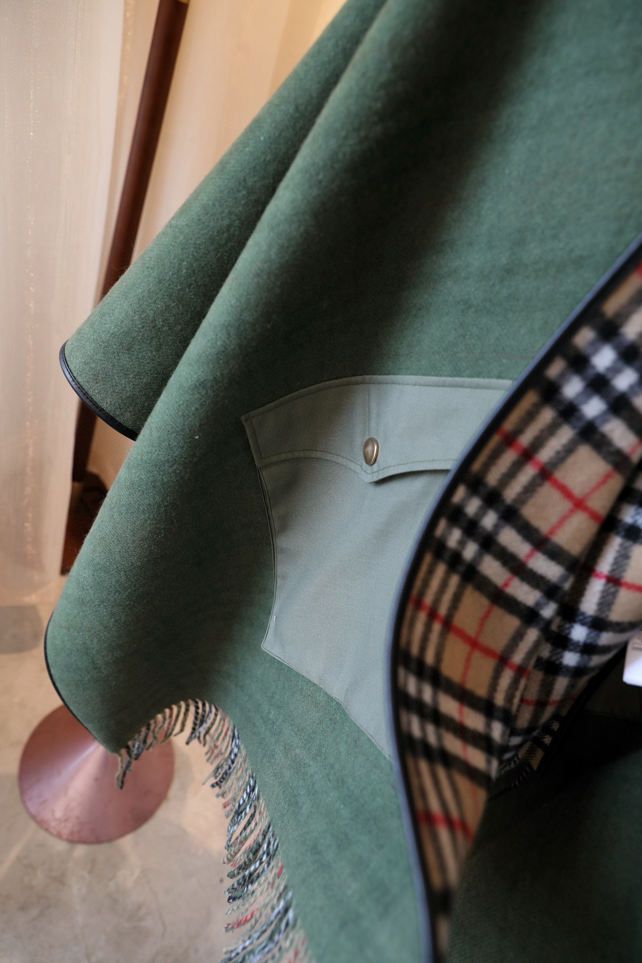 ✨✨BURBERRY限量款斗篷披肩重磅！！满满的都是细节打造！！此款B格披风是巴宝莉秋冬限量新款！添加标