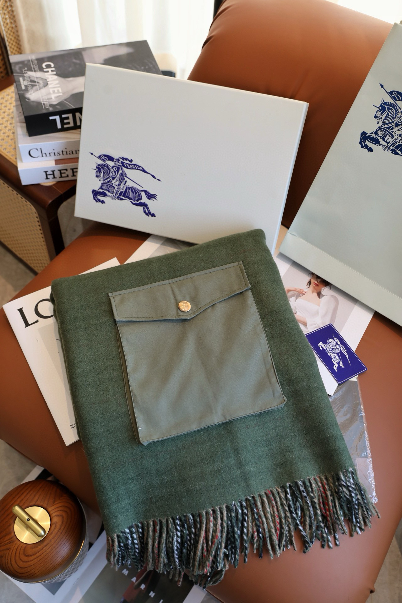 ✨✨BURBERRY限量款斗篷披肩重磅！！满满的都是细节打造！！此款B格披风是巴宝莉秋冬限量新款！添加标