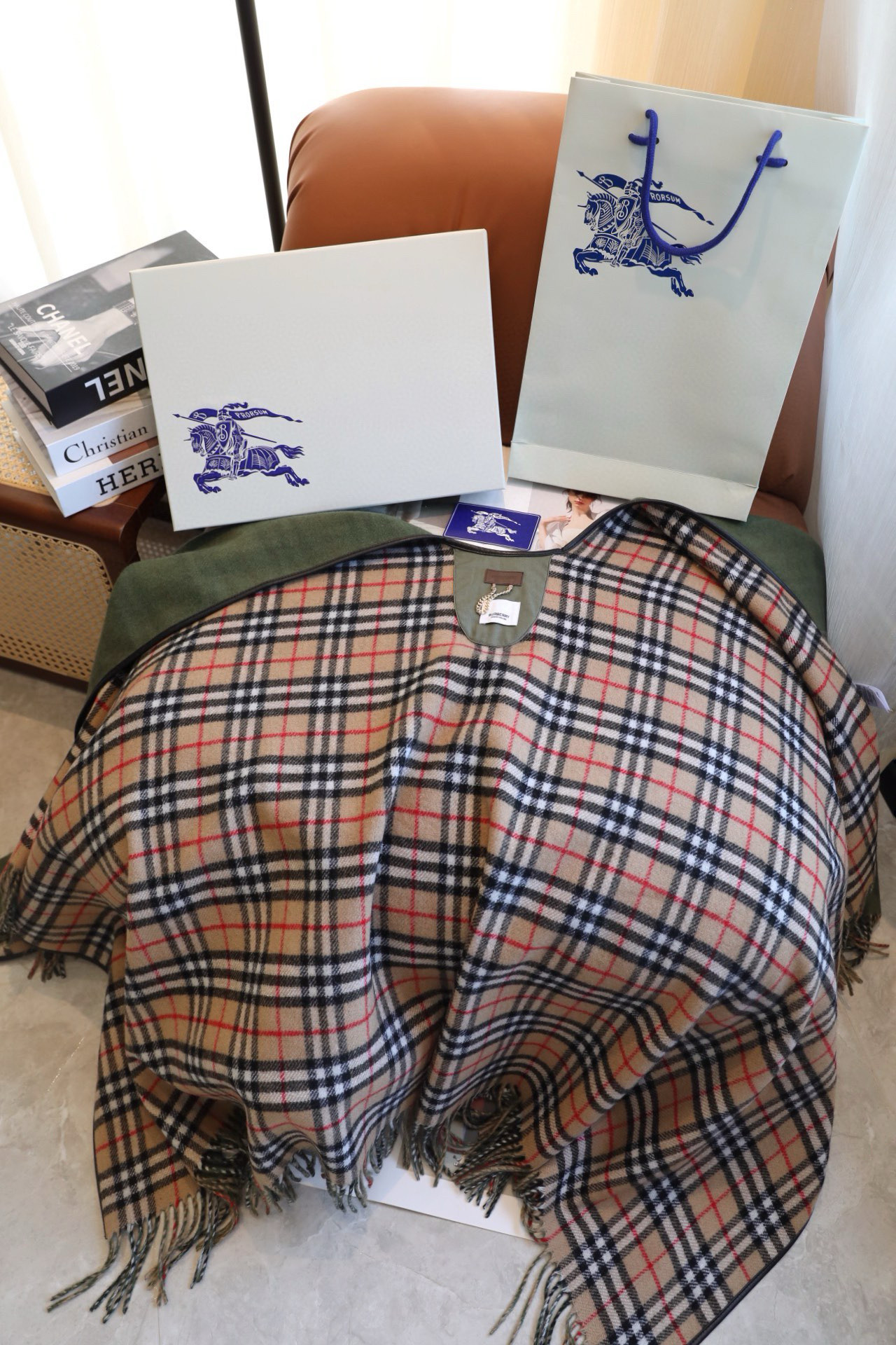 ✨✨BURBERRY限量款斗篷披肩重磅！！满满的都是细节打造！！此款B格披风是巴宝莉秋冬限量新款！添加标