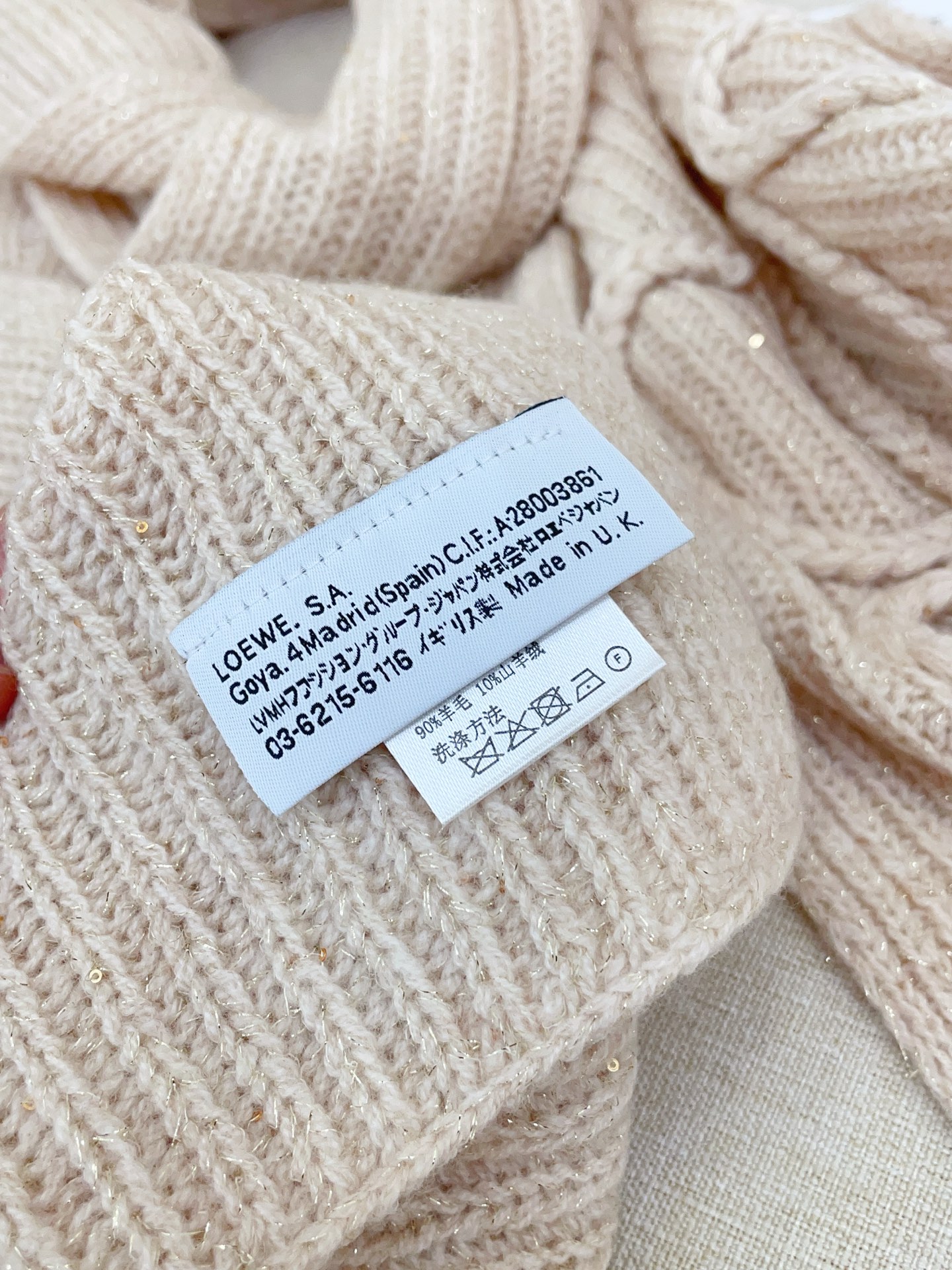 ✨✨【金丝款】LOE专柜最新编织系列！这是一个特别稀有的款式，这也是LOE家第一款采用纯色针织工艺的围巾