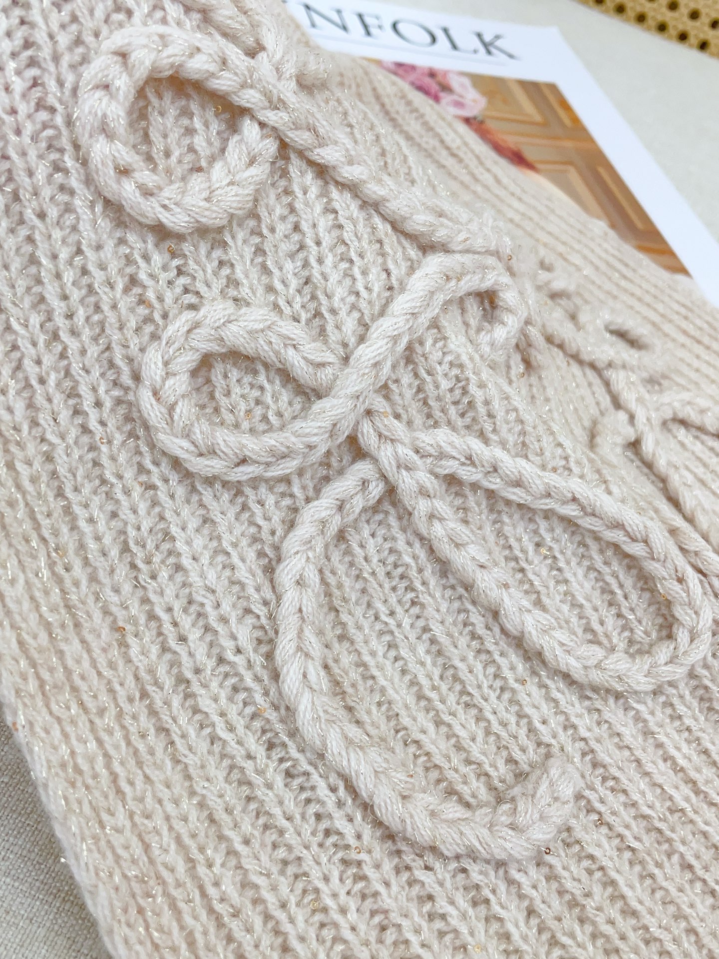 ✨✨【金丝款】LOE专柜最新编织系列！这是一个特别稀有的款式，这也是LOE家第一款采用纯色针织工艺的围巾