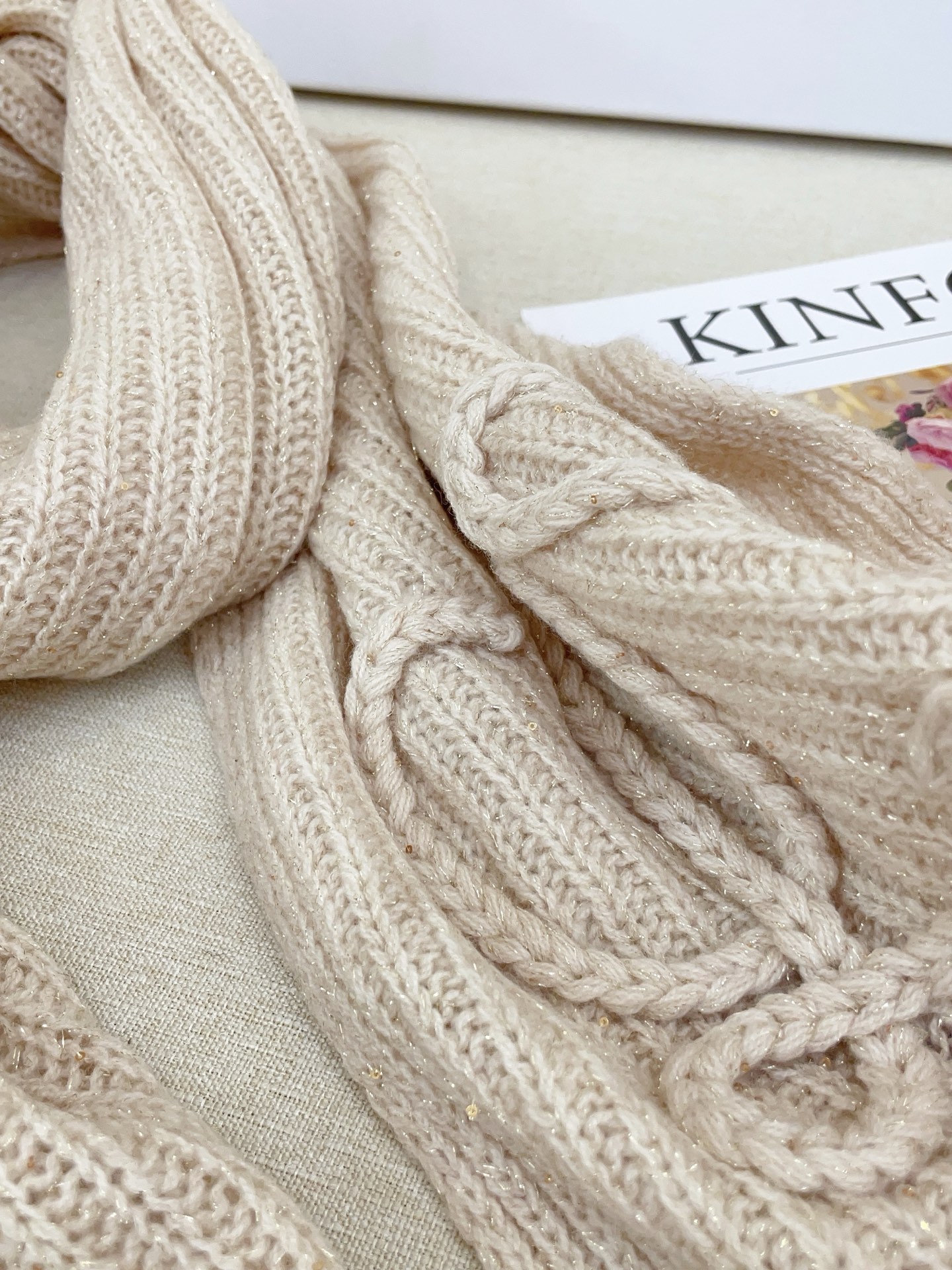 ✨✨【金丝款】LOE专柜最新编织系列！这是一个特别稀有的款式，这也是LOE家第一款采用纯色针织工艺的围巾