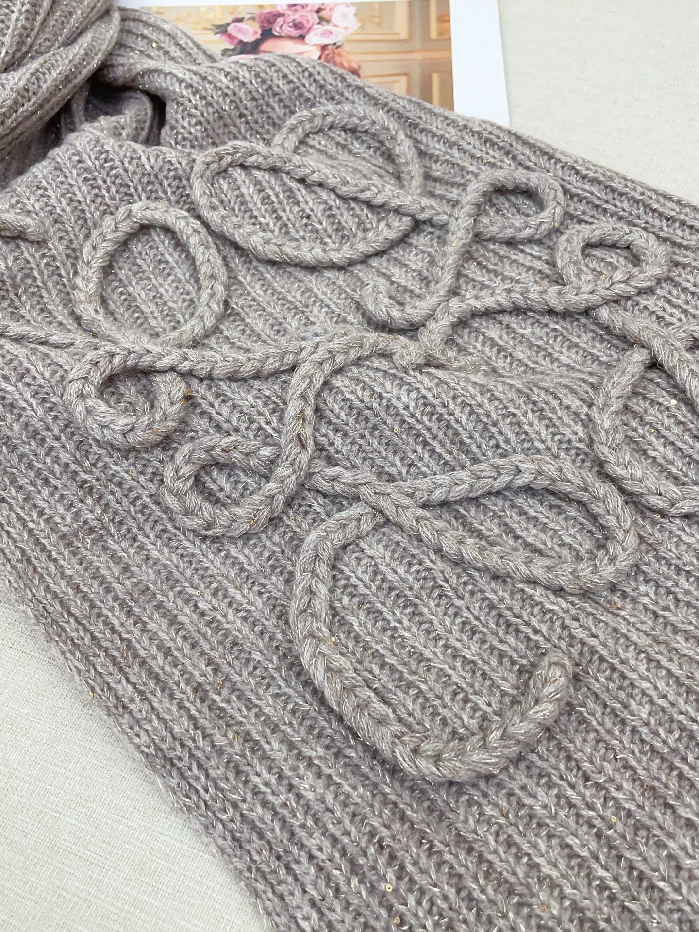 ✨✨【金丝款】LOE专柜最新编织系列！这是一个特别稀有的款式，这也是LOE家第一款采用纯色针织工艺的围巾