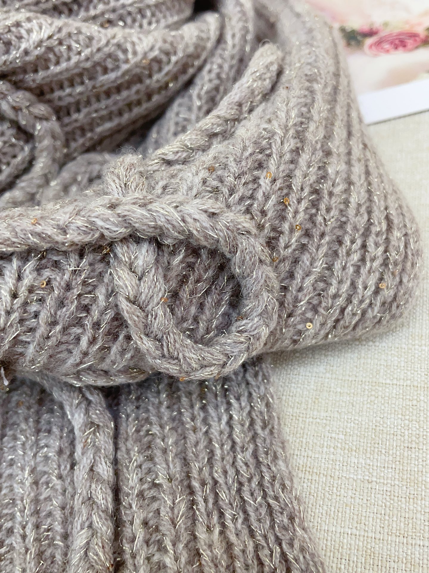 ✨✨【金丝款】LOE专柜最新编织系列！这是一个特别稀有的款式，这也是LOE家第一款采用纯色针织工艺的围巾