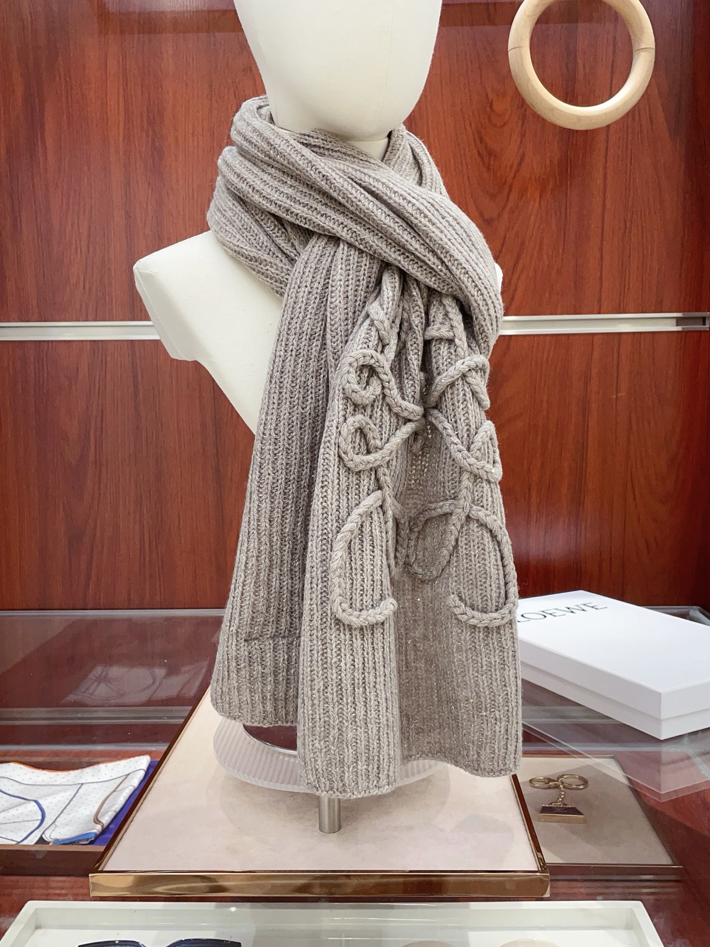 NO:574842,[Gold Silk Style] LOE counter’s latest knitting series!  This is a particularly rare style, and it is also the first LOE scarf to use solid color knitting technology!  It will definitely become the main style of Xiaoluo family in autumn and winter!  The texture is very soft and skin-friendly, very easy to match and control, and great value for money~ Definitely worth it once you get it!  Size 180*30cm!  Cashmere style!  high version scarf,high version scarf,loewe,loewe19860909【金丝款】LOE专柜最新编织系列！这是一个特别稀有的款式,这也是LOE家第一款采用纯色针织工艺的围巾！肯定会成为小罗家秋冬季的主打款式！质地非常柔软亲肤,非常好搭配好驾驭,超值回馈~拿到手绝对觉得值！尺寸180*30cm！羊绒款！高版本围巾,高版本围巾,loewe,loewe,scarf