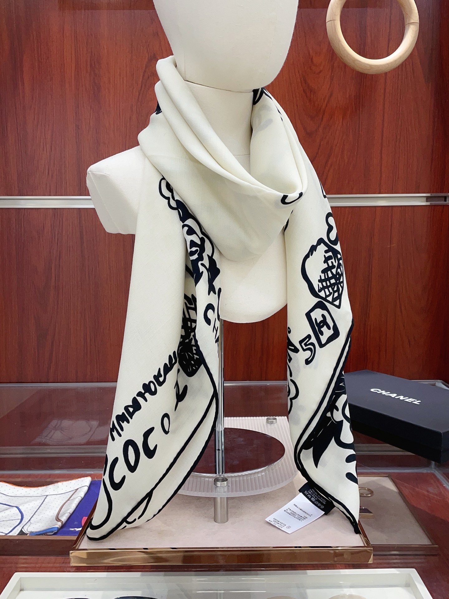 NO:581436,[Double-sided same color, silk wool style] Xiaoxiang cashmere square scarf grab VIP recommendation, be sure to buy it quickly [high-end love pure cashmere, baby touch is comfortable, it is a woman's stunner, very few goods can be used in all seasons, it is really beautiful and makes people very, very excited. The upper body effect is simply beautiful. The quality is perfect. The whole scarf gives a big-name aura and is very delicate and beautiful at the same time. It is definitely a new style worth buying. Once you get the real thing, you will be glad that you are a woman's perfect product.  It is worth appreciating the perfect temperament and taste. Ditails are preferred by VIPs. Upper size 140*140cm.70 cashmere silk high version scarf, high version scarf, real silk19860909【双面同色 丝毛款】小香 羊绒方巾抢VIP推荐 下手一定要快【高端 大爱 纯羊绒 婴儿触感舒服到飞女人尤物 货极少 四季都可以用真心美的让人非常非常心动 上身效果简直美翻了 品质非常完美 整个围巾给人大牌气场的同时又非常精致秀丽绝对值得入手的新款 实物一拿到就会庆幸自己是女人的绝美好货 值得品鉴完美气质品味Ditails首选VIP们 上尺寸140*140cm.70羊绒真丝高版本围巾,高版本围巾,real silk,scarf