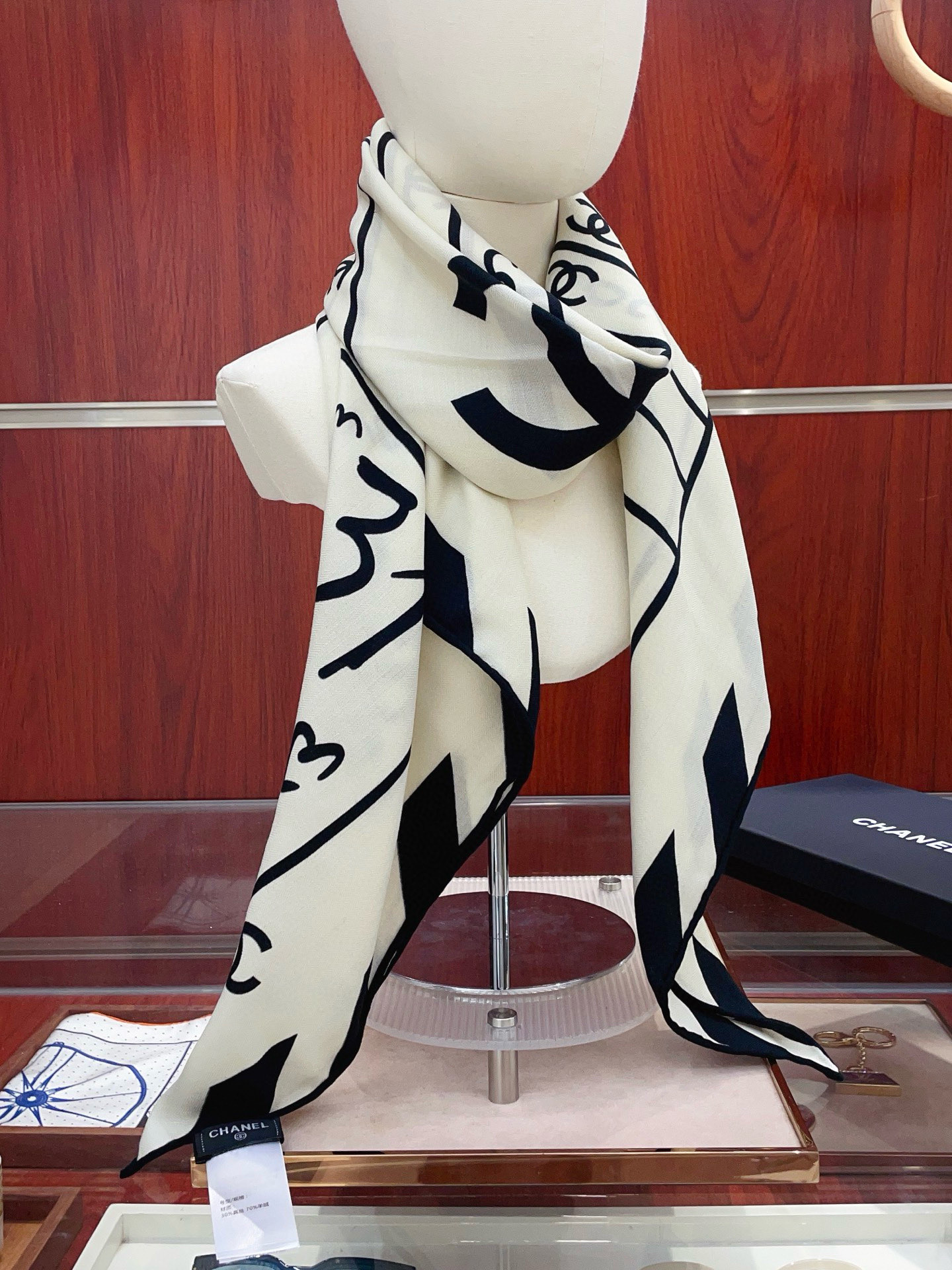 NO:574596,[Double-sided same color, silk wool style] Xiaoxiang cashmere square scarf grab VIP recommendation, be sure to buy it quickly [high-end love pure cashmere, baby touch is comfortable, it is a woman's stunner, very few goods can be used in all seasons, it is really beautiful and makes people very, very excited. The upper body effect is simply beautiful. The quality is perfect. The whole scarf gives a big-name aura and is very delicate and beautiful at the same time. It is definitely a new style worth buying. Once you get the real thing, you will be glad that you are a woman's perfect product.  It is worth appreciating the perfect temperament and taste. Ditails are preferred by VIPs. Upper size 140*140cm.70 cashmere silk high version scarf, high version scarf, real silk19860909【双面同色 丝毛款】小香 羊绒方巾抢VIP推荐 下手一定要快【高端 大爱 纯羊绒 婴儿触感舒服到飞女人尤物 货极少 四季都可以用真心美的让人非常非常心动 上身效果简直美翻了 品质非常完美 整个围巾给人大牌气场的同时又非常精致秀丽绝对值得入手的新款 实物一拿到就会庆幸自己是女人的绝美好货 值得品鉴完美气质品味Ditails首选VIP们 上尺寸140*140cm.70羊绒真丝高版本围巾,高版本围巾,real silk,scarf