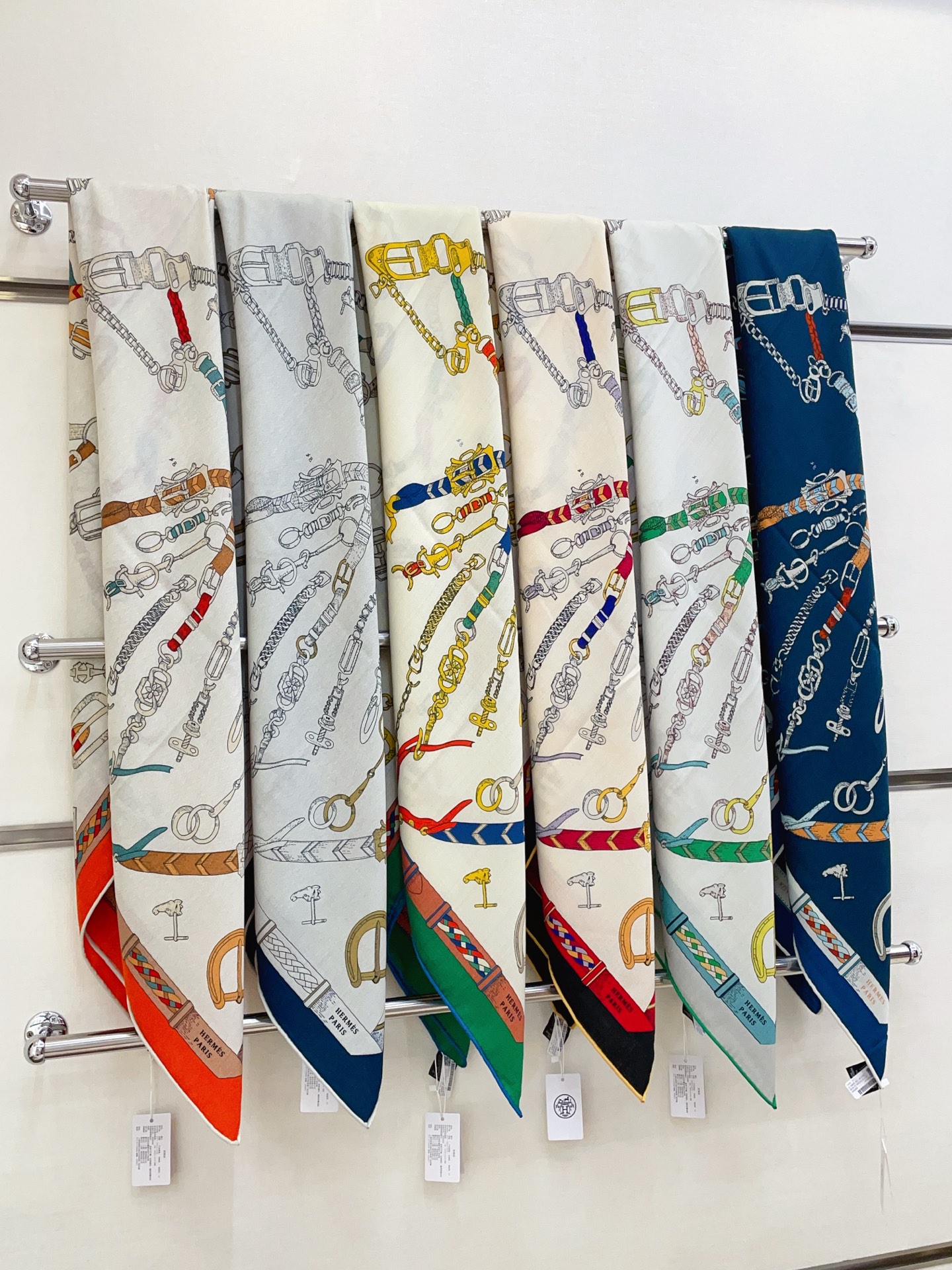 ✨✨【双面同色 丝毛款】H家羊绒新款 买了都说好看‼️推荐💕【跃动的马儿 140】羊绒方巾‼️H家ZG爆