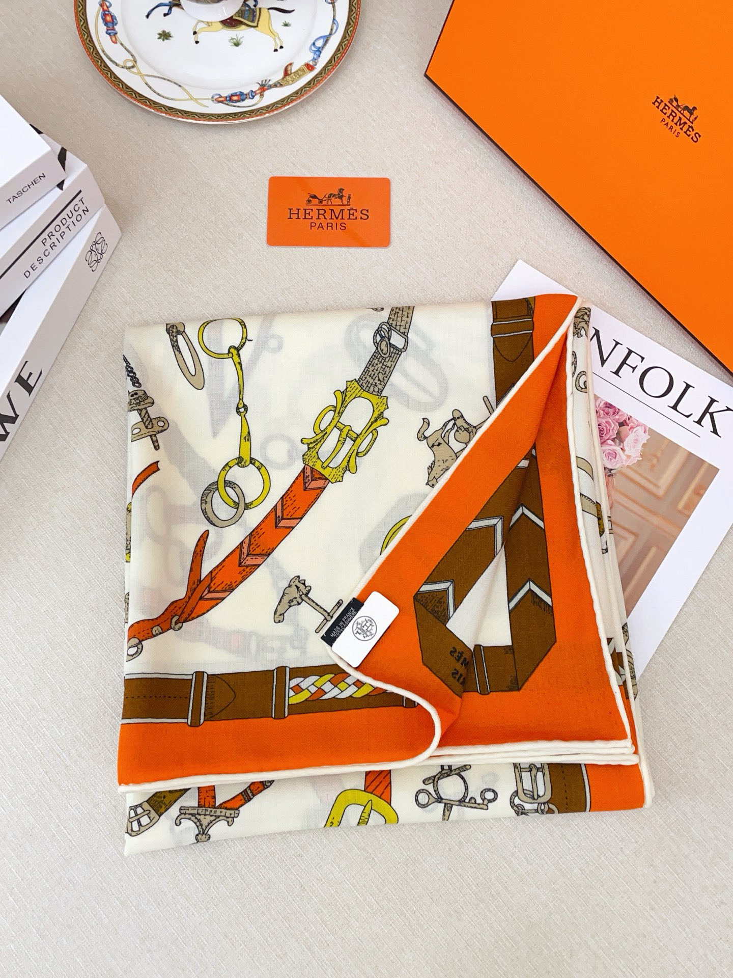 ✨✨【双面同色 丝毛款】H家羊绒新款 买了都说好看‼️推荐💕【跃动的马儿 140】羊绒方巾‼️H家ZG爆