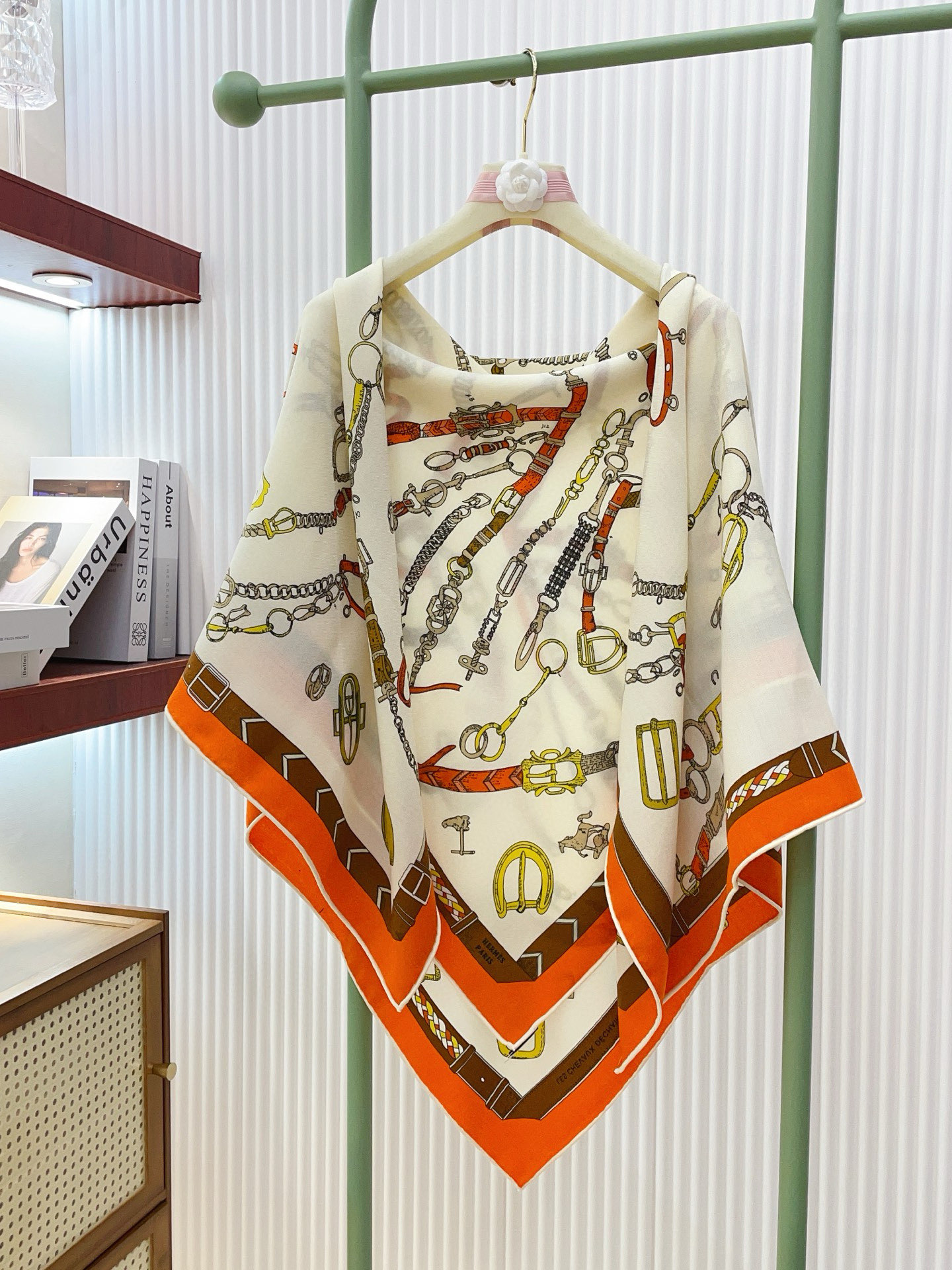 ✨✨【双面同色 丝毛款】H家羊绒新款 买了都说好看‼️推荐💕【跃动的马儿 140】羊绒方巾‼️H家ZG爆