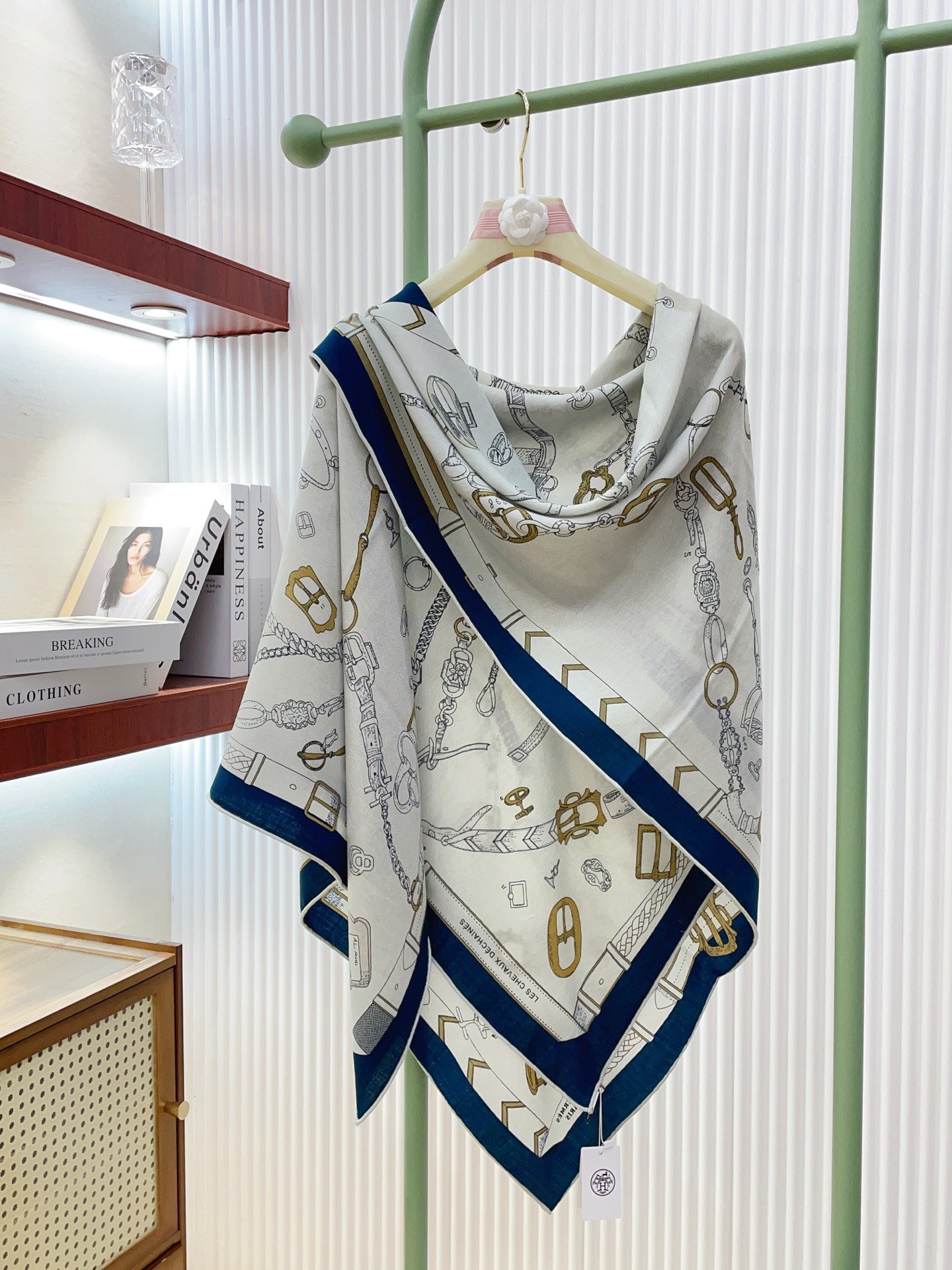 ✨✨【双面同色 丝毛款】H家羊绒新款 买了都说好看‼️推荐💕【跃动的马儿 140】羊绒方巾‼️H家ZG爆