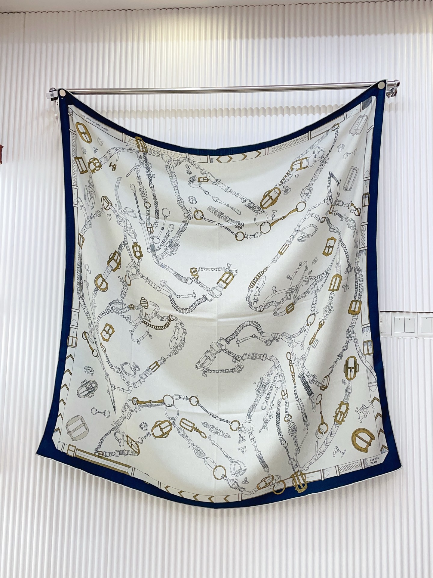 ✨✨【双面同色 丝毛款】H家羊绒新款 买了都说好看‼️推荐💕【跃动的马儿 140】羊绒方巾‼️H家ZG爆