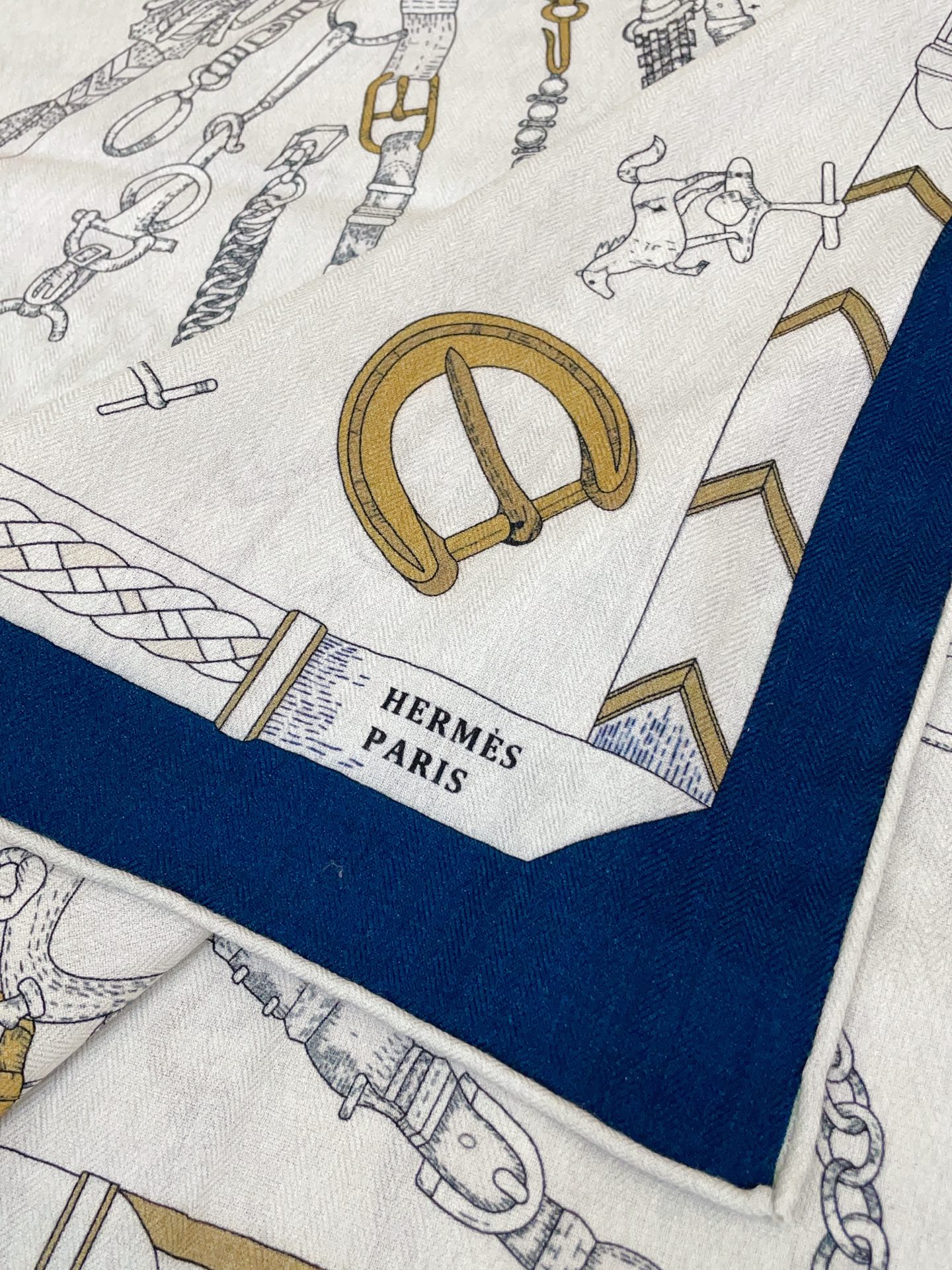 ✨✨【双面同色 丝毛款】H家羊绒新款 买了都说好看‼️推荐💕【跃动的马儿 140】羊绒方巾‼️H家ZG爆