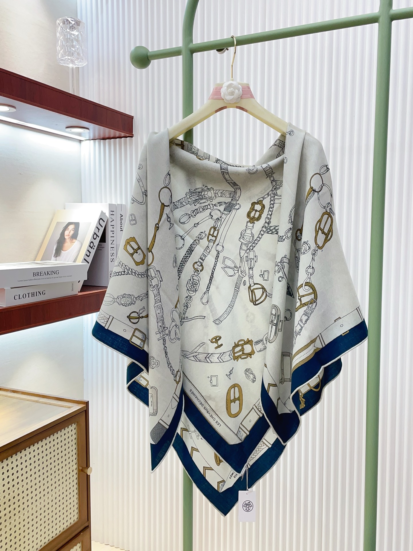 ✨✨【双面同色 丝毛款】H家羊绒新款 买了都说好看‼️推荐💕【跃动的马儿 140】羊绒方巾‼️H家ZG爆