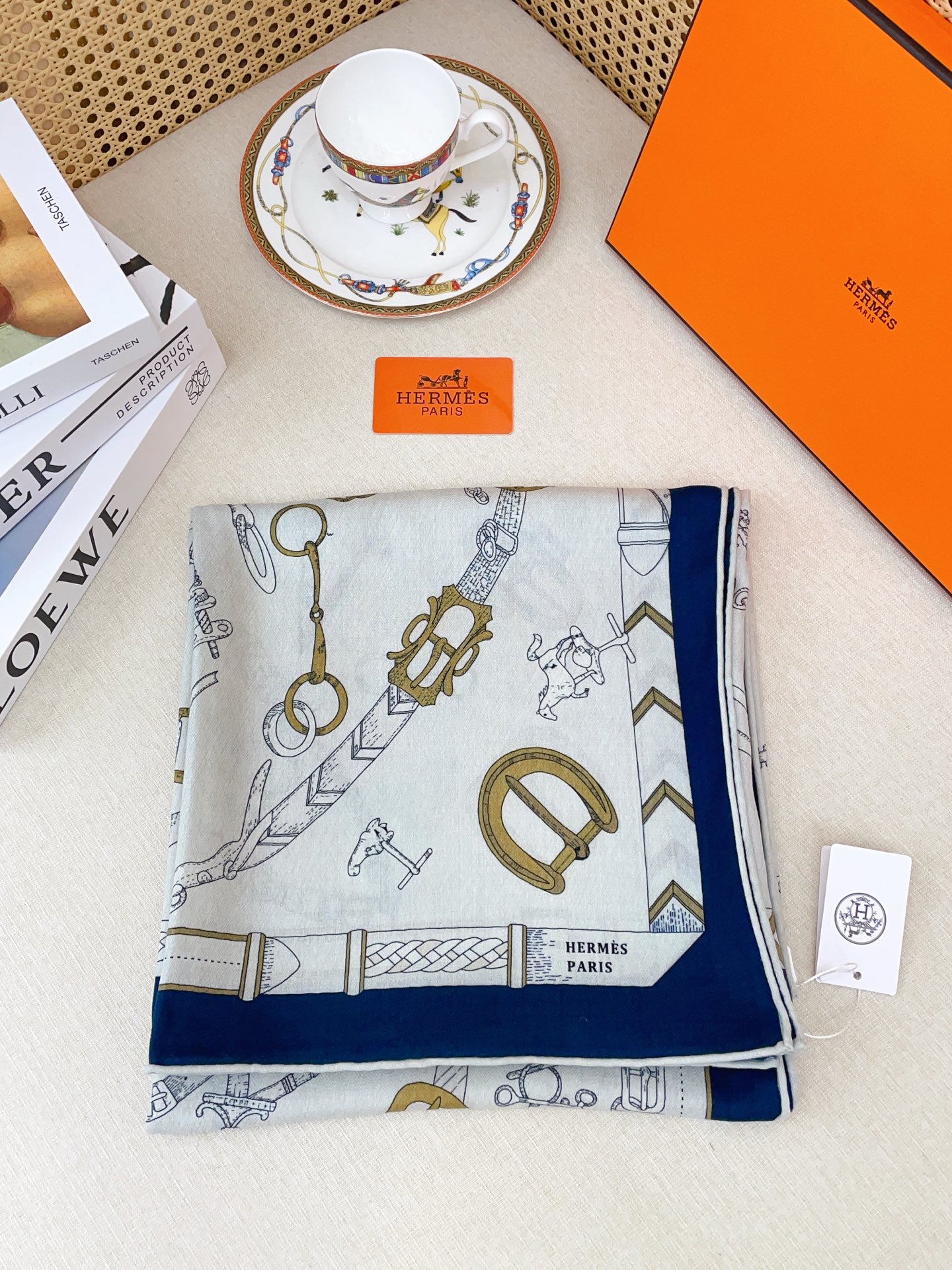 ✨✨【双面同色 丝毛款】H家羊绒新款 买了都说好看‼️推荐💕【跃动的马儿 140】羊绒方巾‼️H家ZG爆