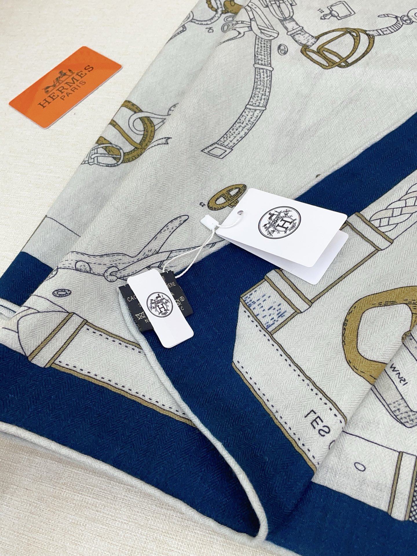 ✨✨【双面同色 丝毛款】H家羊绒新款 买了都说好看‼️推荐💕【跃动的马儿 140】羊绒方巾‼️H家ZG爆