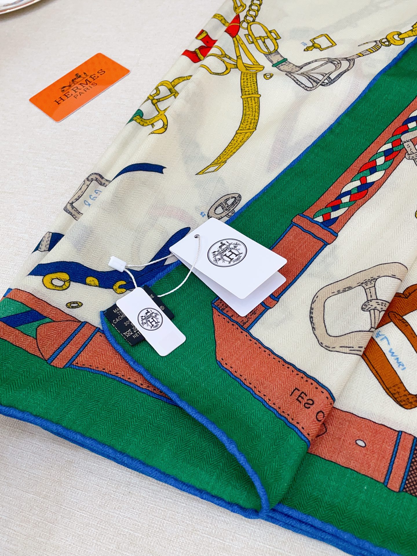 ✨✨【双面同色 丝毛款】H家羊绒新款 买了都说好看‼️推荐💕【跃动的马儿 140】羊绒方巾‼️H家ZG爆