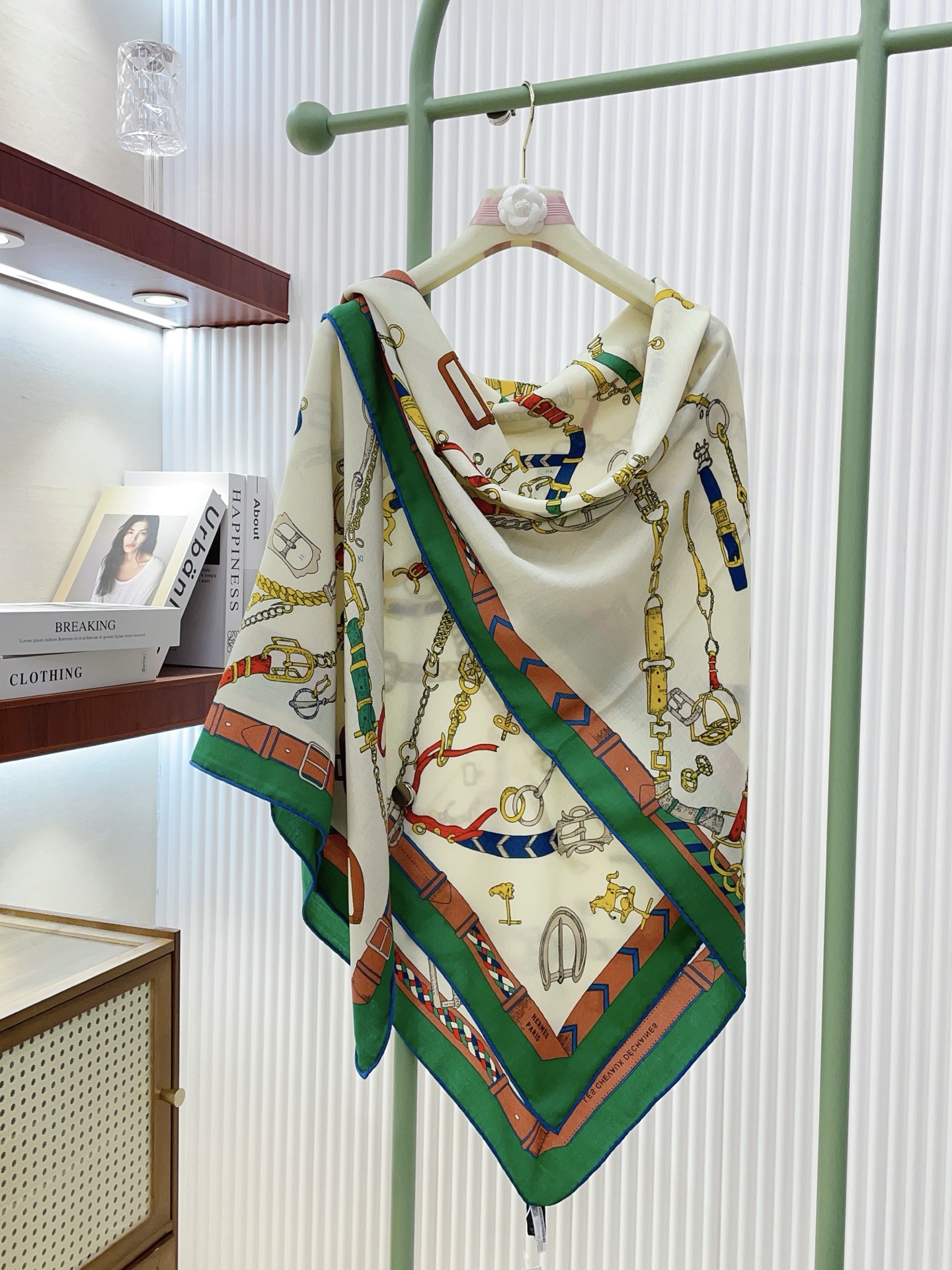 ✨✨【双面同色 丝毛款】H家羊绒新款 买了都说好看‼️推荐💕【跃动的马儿 140】羊绒方巾‼️H家ZG爆