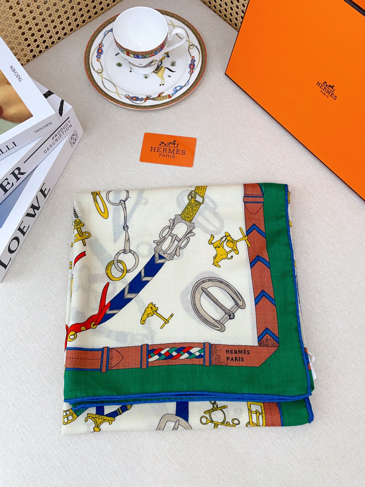 ✨✨【双面同色 丝毛款】H家羊绒新款 买了都说好看‼️推荐💕【跃动的马儿 140】羊绒方巾‼️H家ZG爆