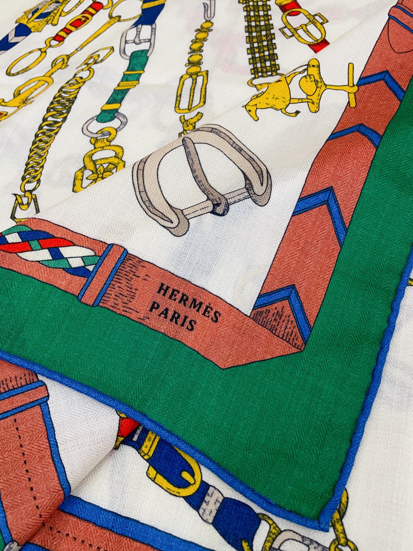 ✨✨【双面同色 丝毛款】H家羊绒新款 买了都说好看‼️推荐💕【跃动的马儿 140】羊绒方巾‼️H家ZG爆