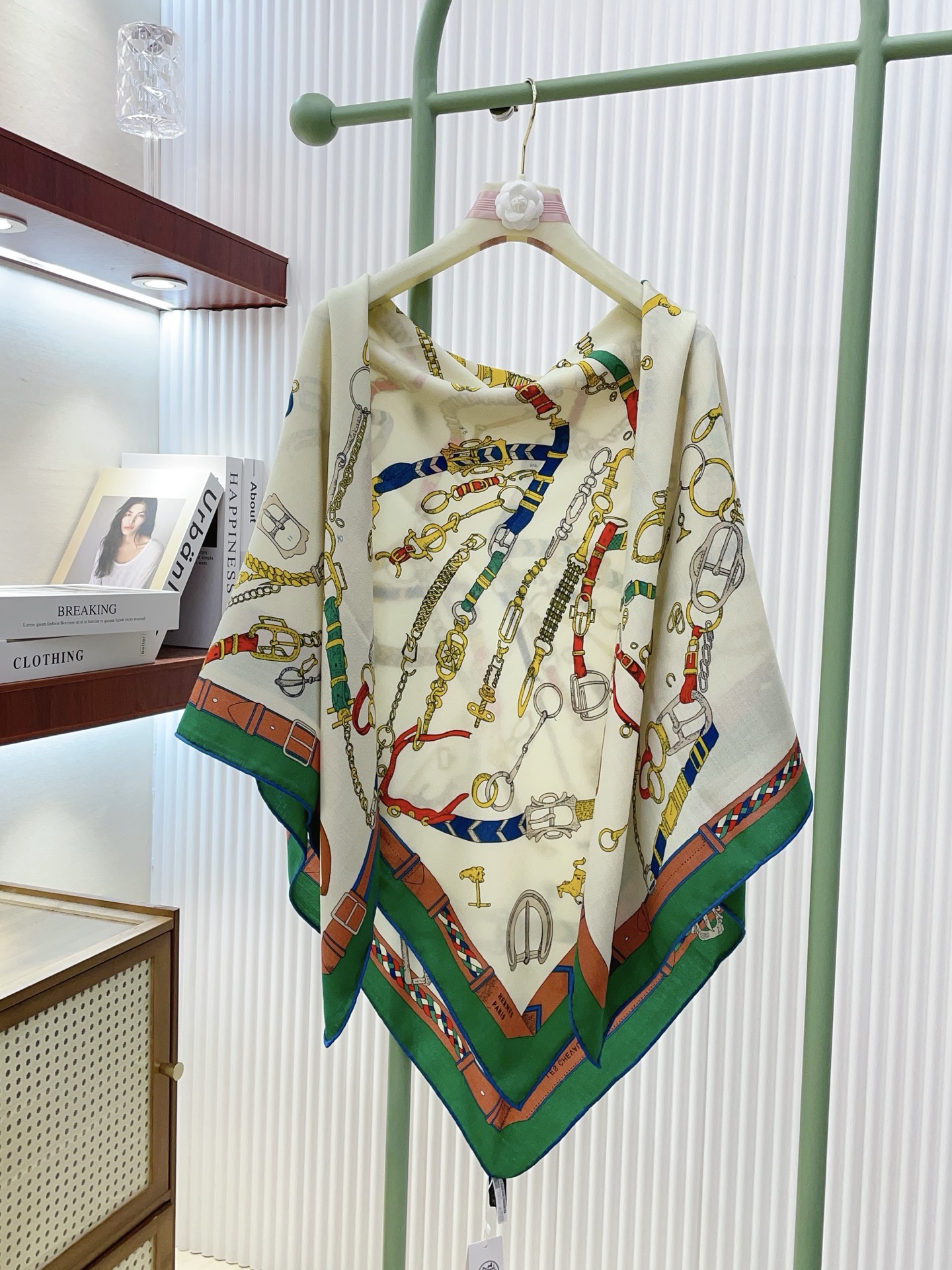 ✨✨【双面同色 丝毛款】H家羊绒新款 买了都说好看‼️推荐💕【跃动的马儿 140】羊绒方巾‼️H家ZG爆