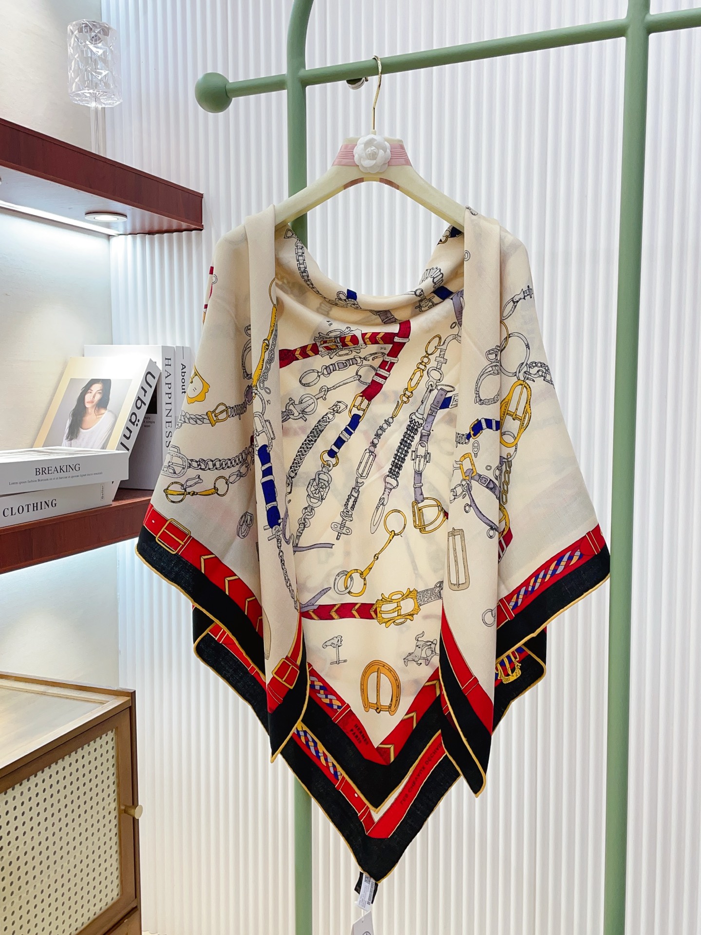 ✨✨【双面同色 丝毛款】H家羊绒新款 买了都说好看‼️推荐💕【跃动的马儿 140】羊绒方巾‼️H家ZG爆