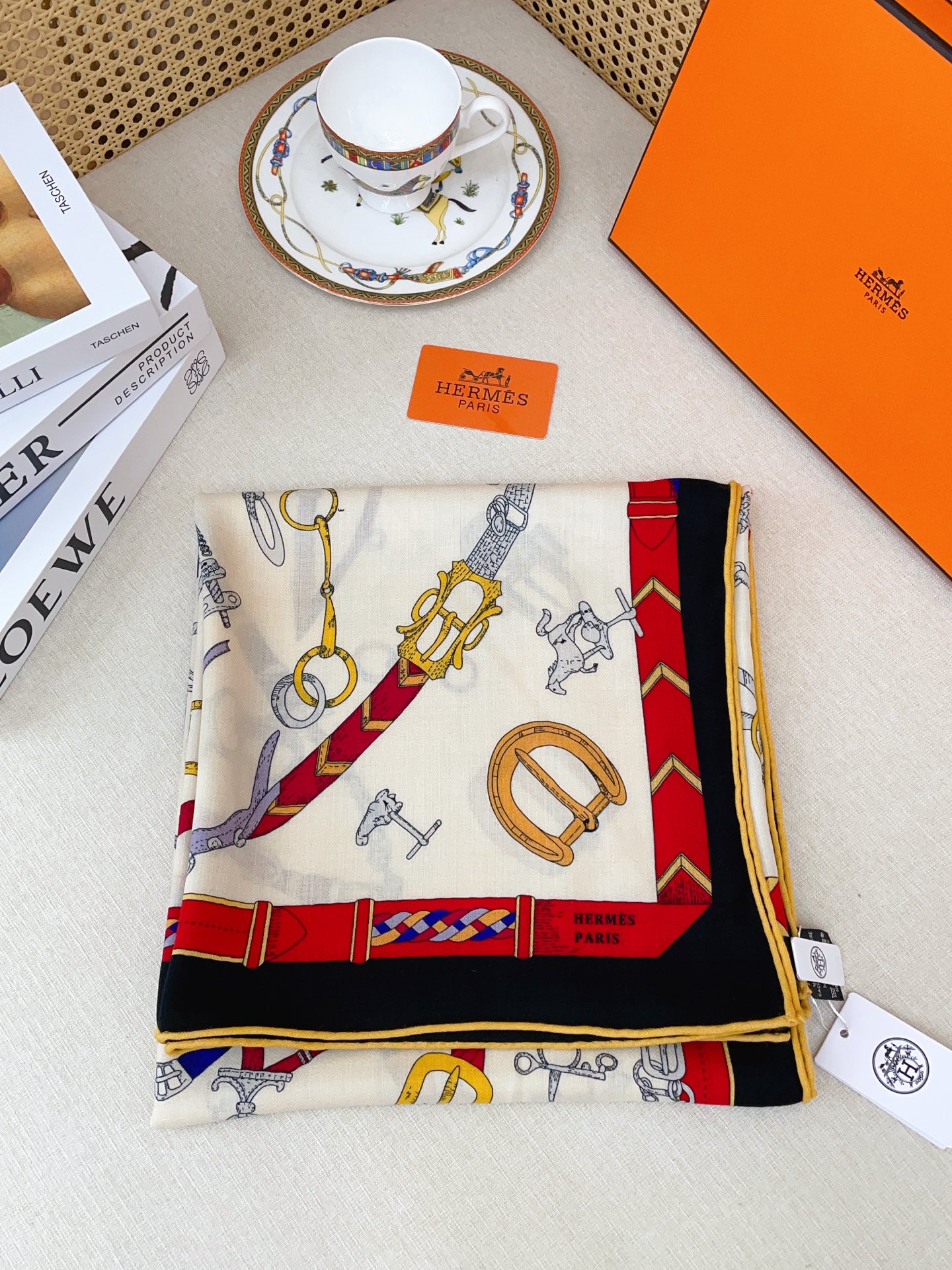 ✨✨【双面同色 丝毛款】H家羊绒新款 买了都说好看‼️推荐💕【跃动的马儿 140】羊绒方巾‼️H家ZG爆