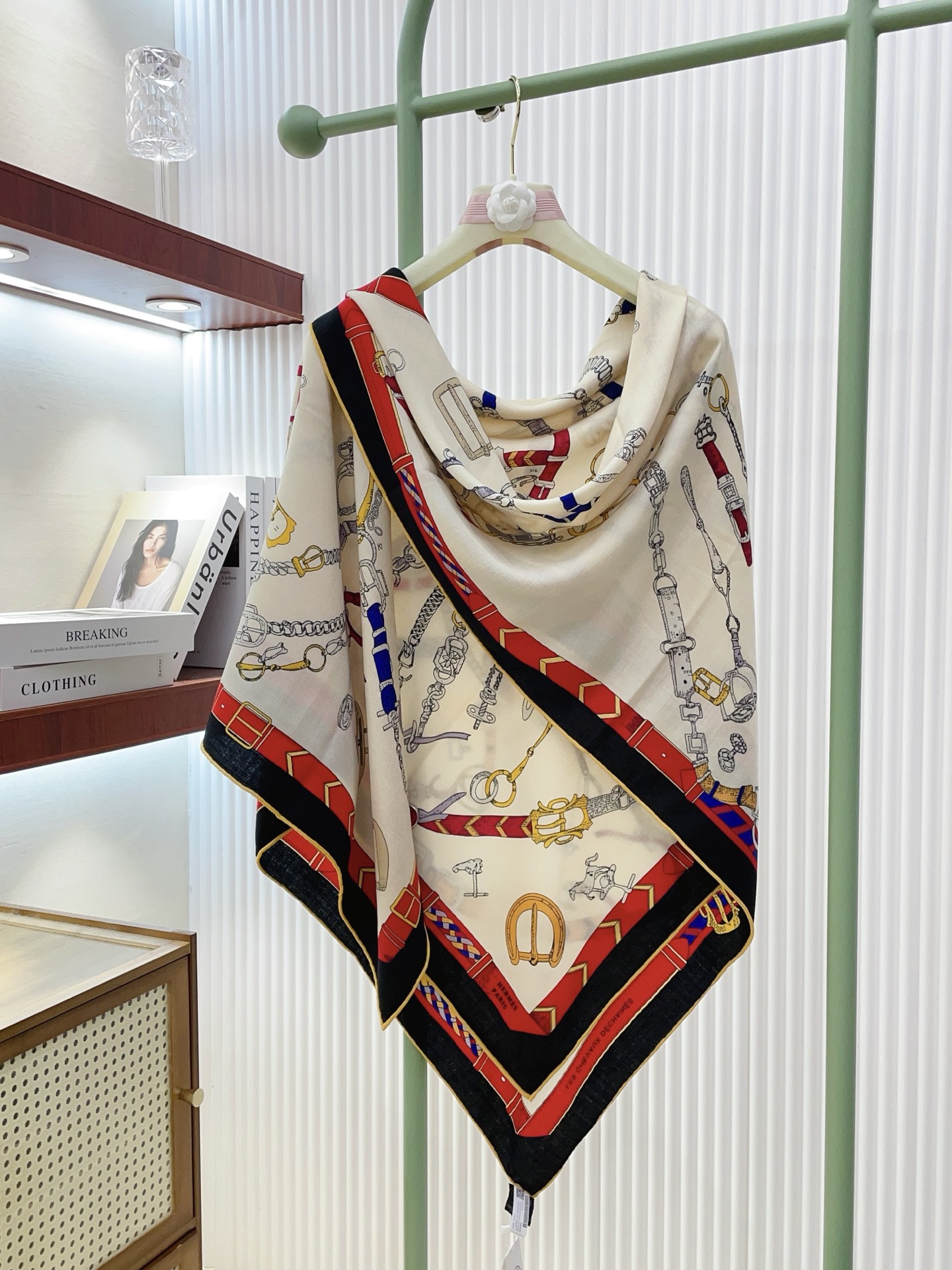 ✨✨【双面同色 丝毛款】H家羊绒新款 买了都说好看‼️推荐💕【跃动的马儿 140】羊绒方巾‼️H家ZG爆