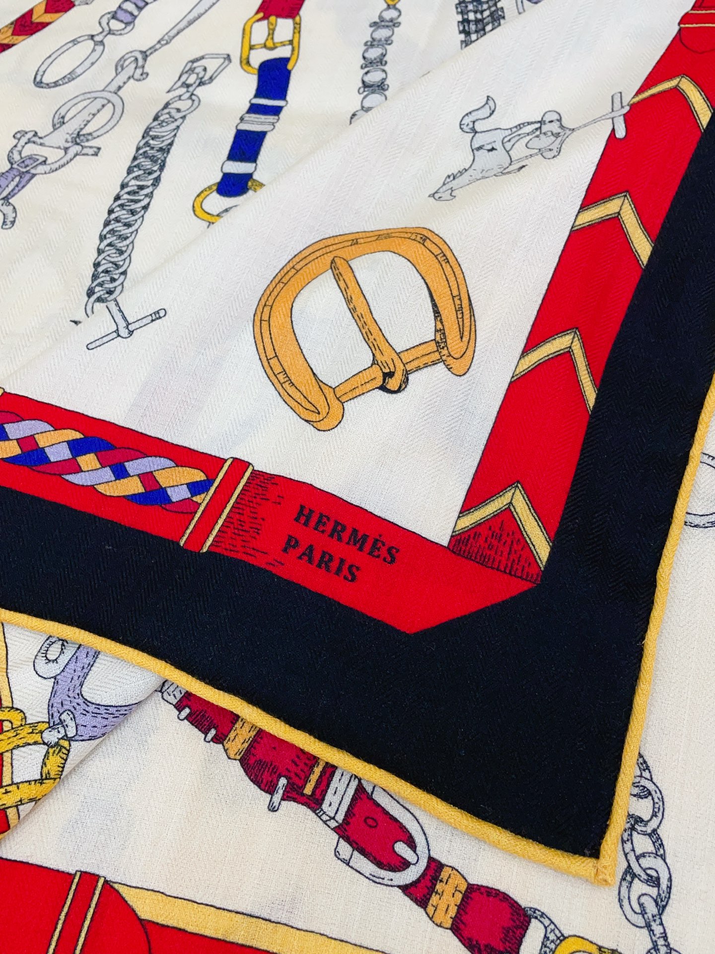 ✨✨【双面同色 丝毛款】H家羊绒新款 买了都说好看‼️推荐💕【跃动的马儿 140】羊绒方巾‼️H家ZG爆