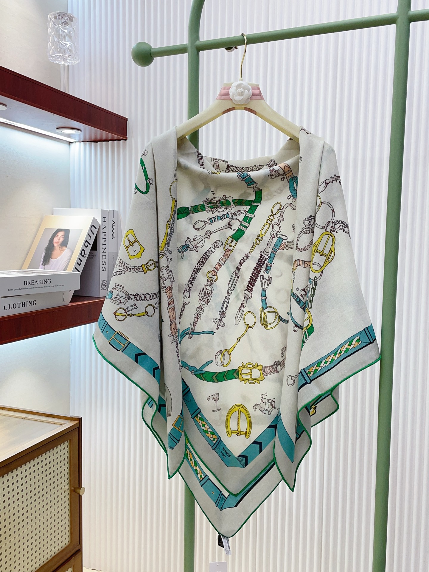 ✨✨【双面同色 丝毛款】H家羊绒新款 买了都说好看‼️推荐💕【跃动的马儿 140】羊绒方巾‼️H家ZG爆