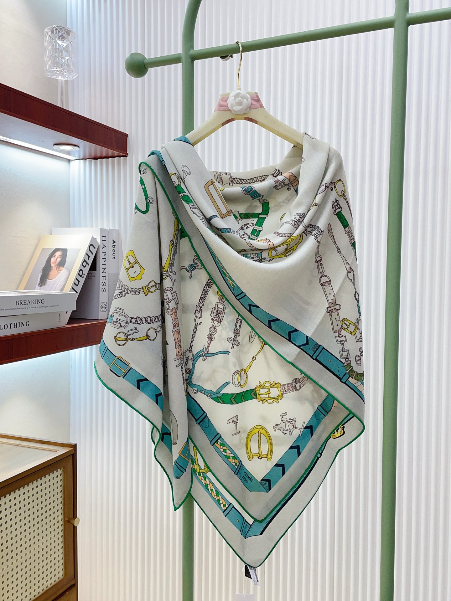 ✨✨【双面同色 丝毛款】H家羊绒新款 买了都说好看‼️推荐💕【跃动的马儿 140】羊绒方巾‼️H家ZG爆